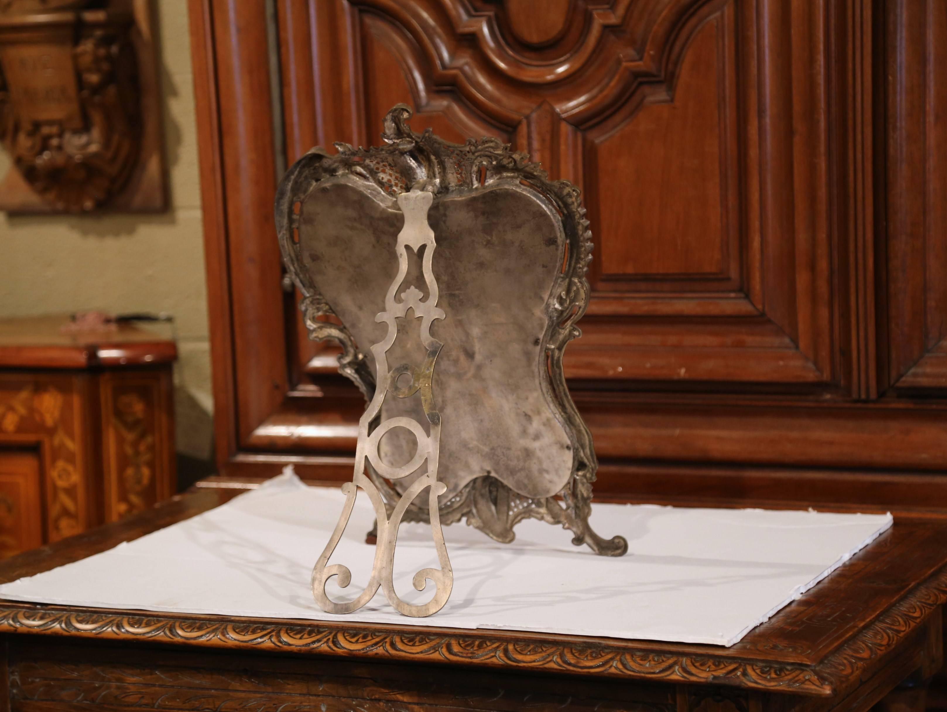 Plaqué argent Miroir de table de coiffeuse Louis XV du 19ème siècle en bronze argenté sur pied en vente