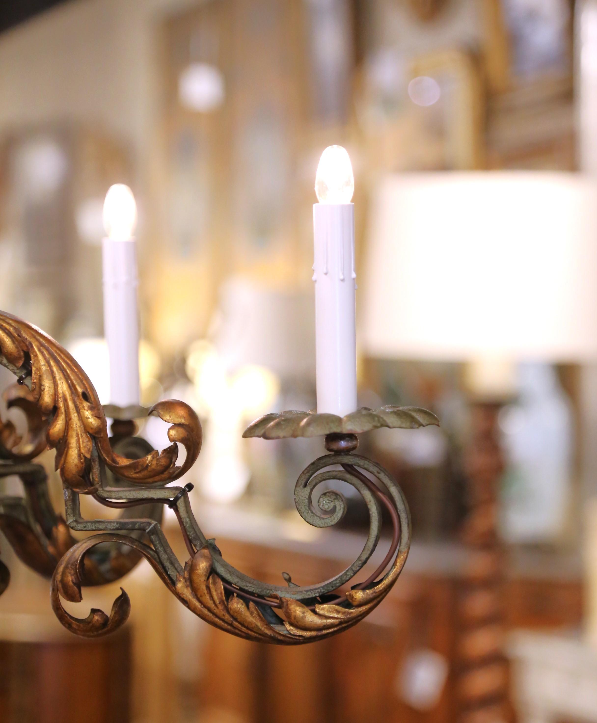 Lámpara francesa de hierro de seis luces Luis XV del siglo XIX con verdigrís y dorado en venta 4