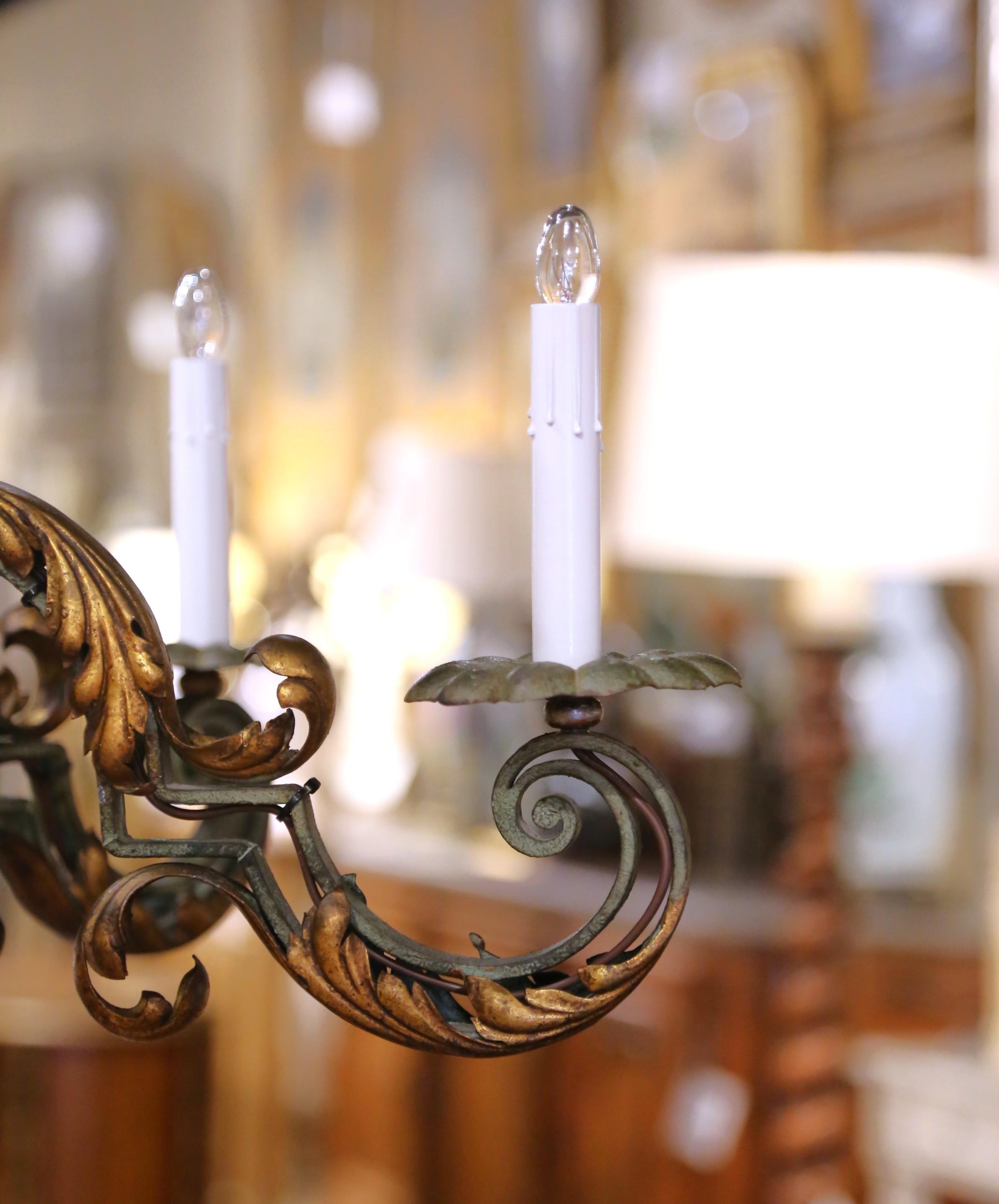 Lámpara francesa de hierro de seis luces Luis XV del siglo XIX con verdigrís y dorado en venta 5