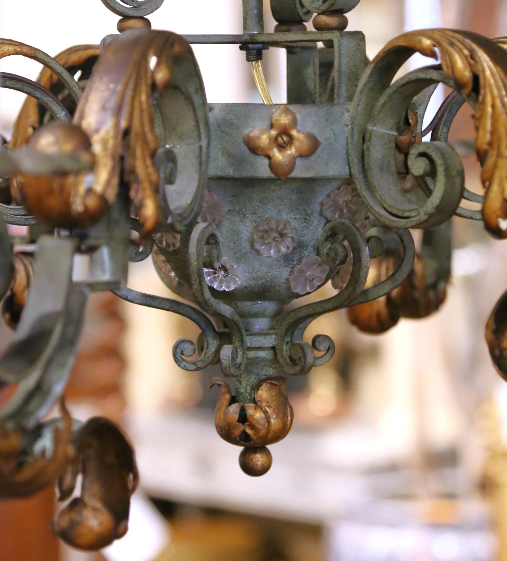 Lámpara francesa de hierro de seis luces Luis XV del siglo XIX con verdigrís y dorado en venta 6