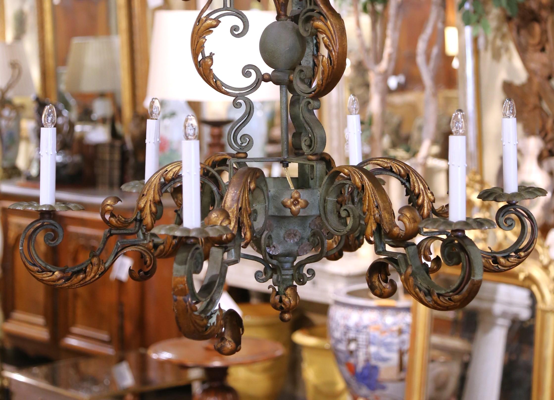 Lámpara francesa de hierro de seis luces Luis XV del siglo XIX con verdigrís y dorado Francés en venta