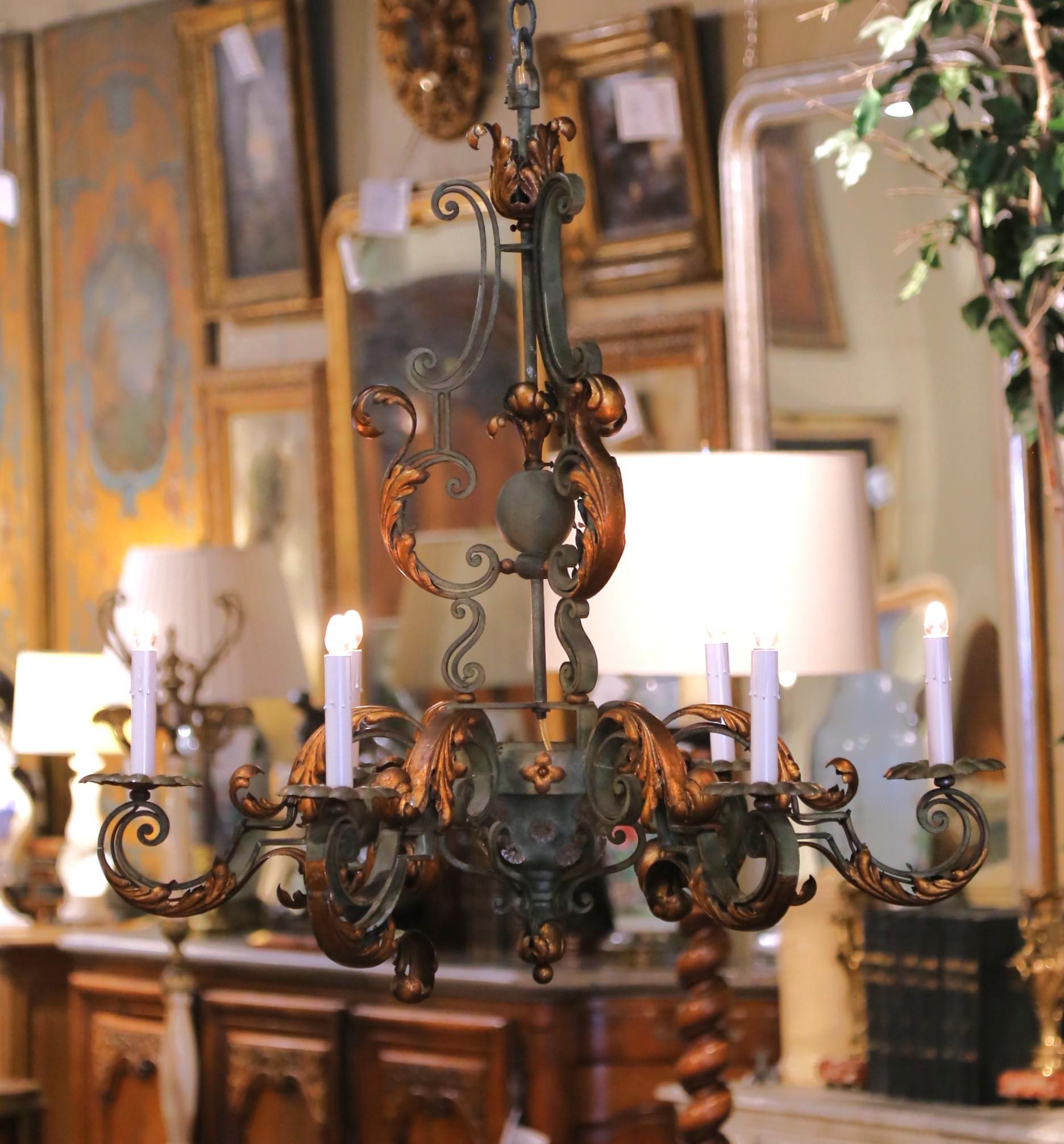 Lámpara francesa de hierro de seis luces Luis XV del siglo XIX con verdigrís y dorado Forjado en venta