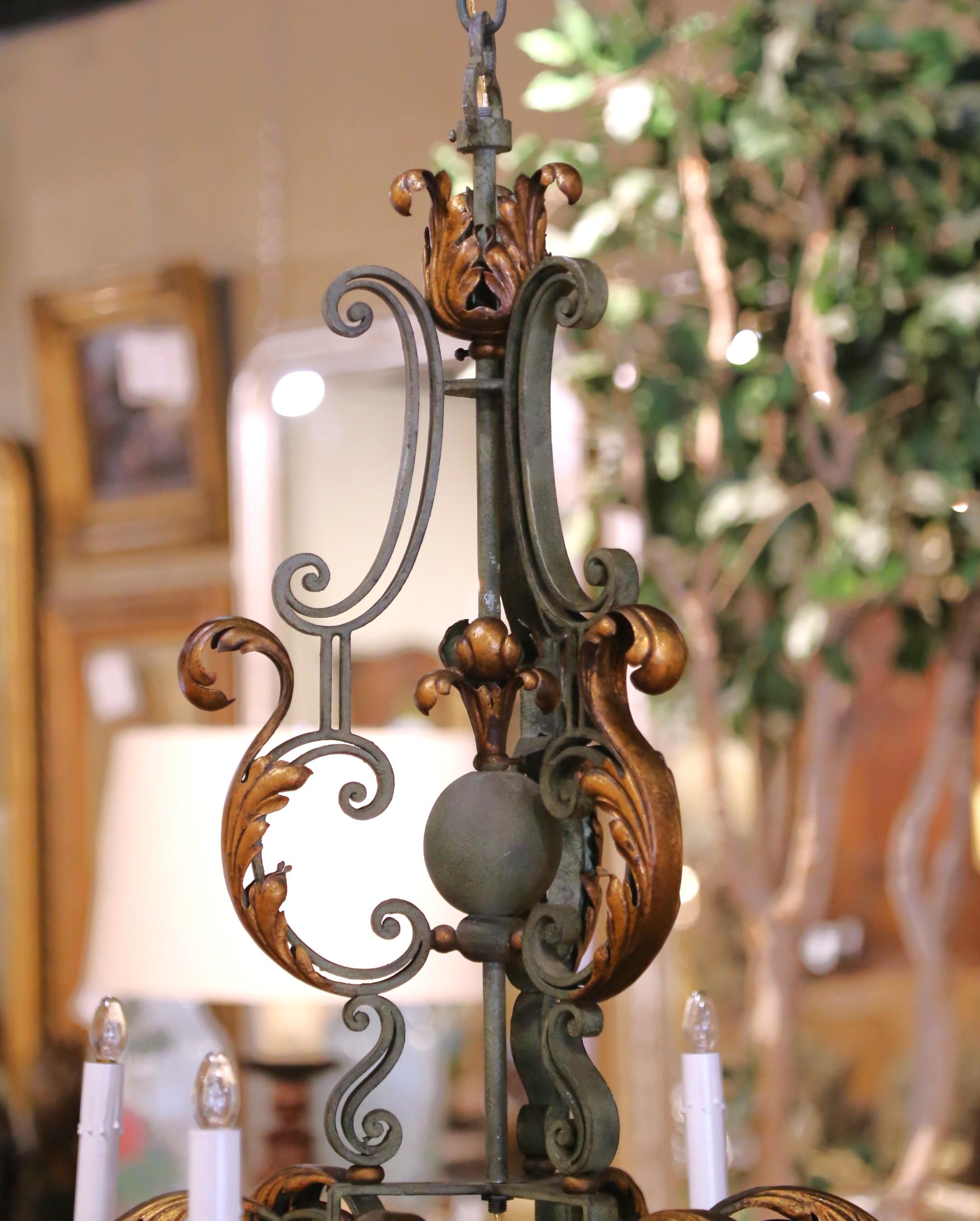 Lámpara francesa de hierro de seis luces Luis XV del siglo XIX con verdigrís y dorado en venta 1