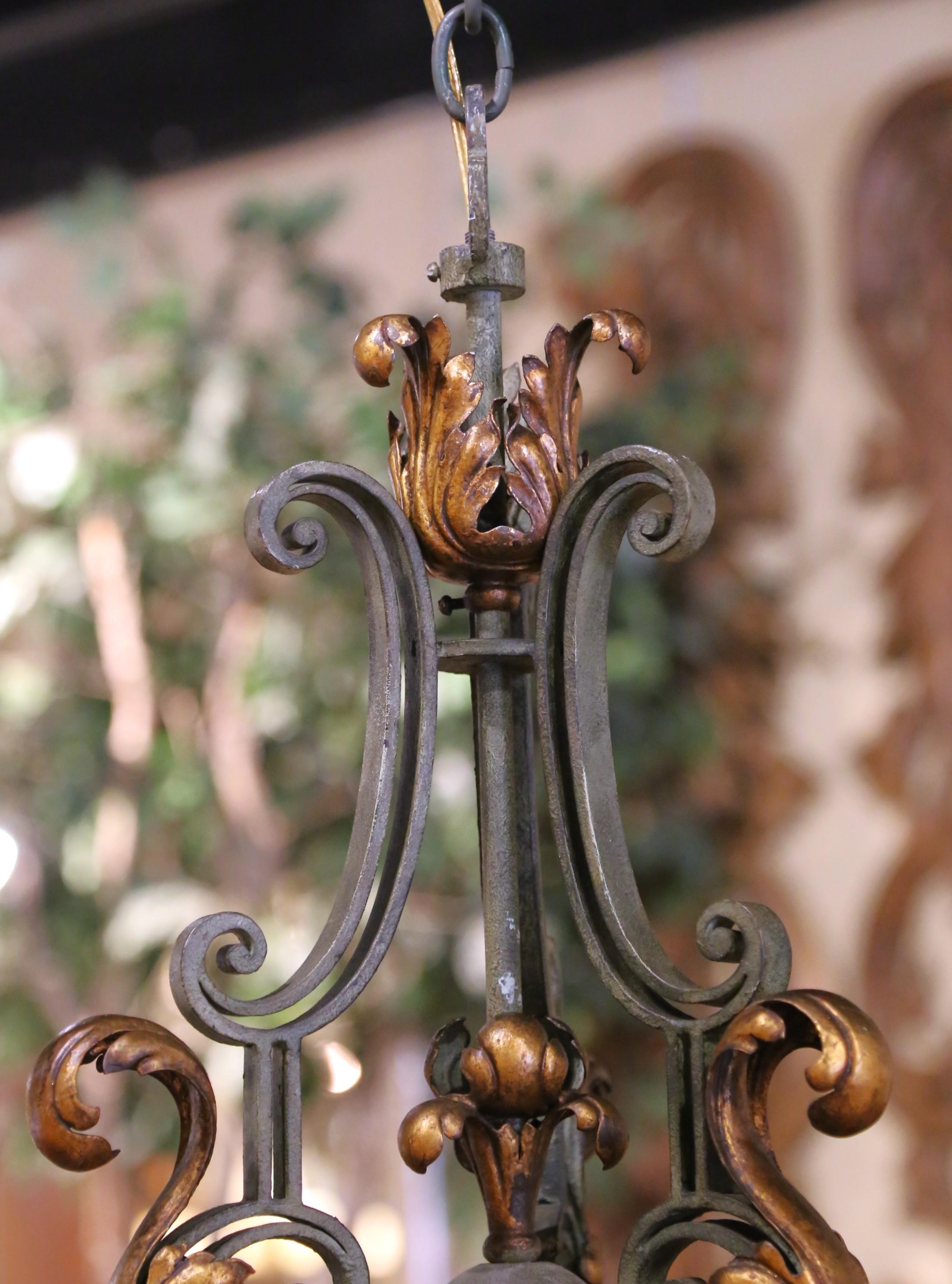 Lámpara francesa de hierro de seis luces Luis XV del siglo XIX con verdigrís y dorado en venta 2