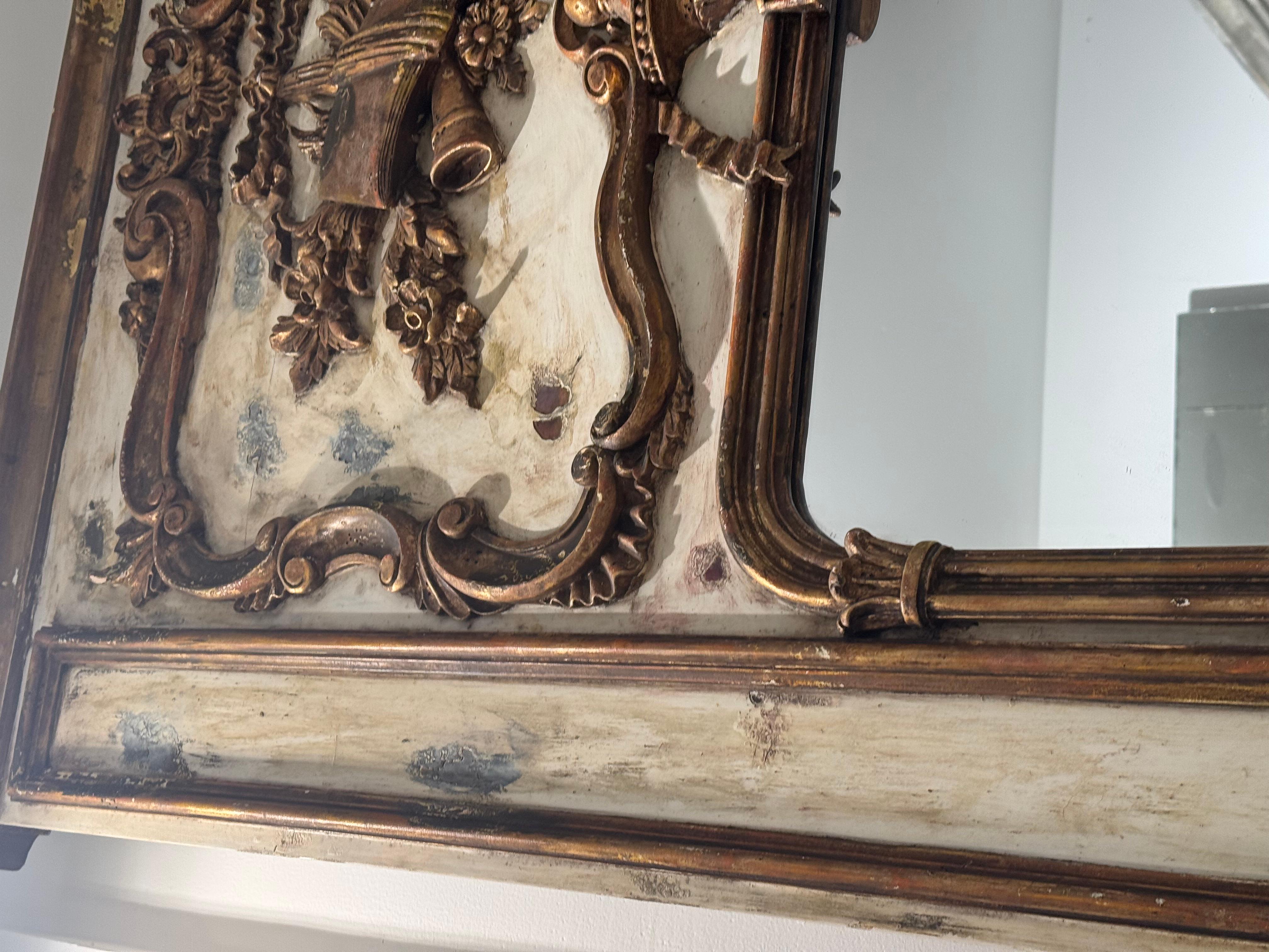 XIXe siècle Miroir mural en bois de pin doré ancien de style Louis XV du 19ème siècle en vente