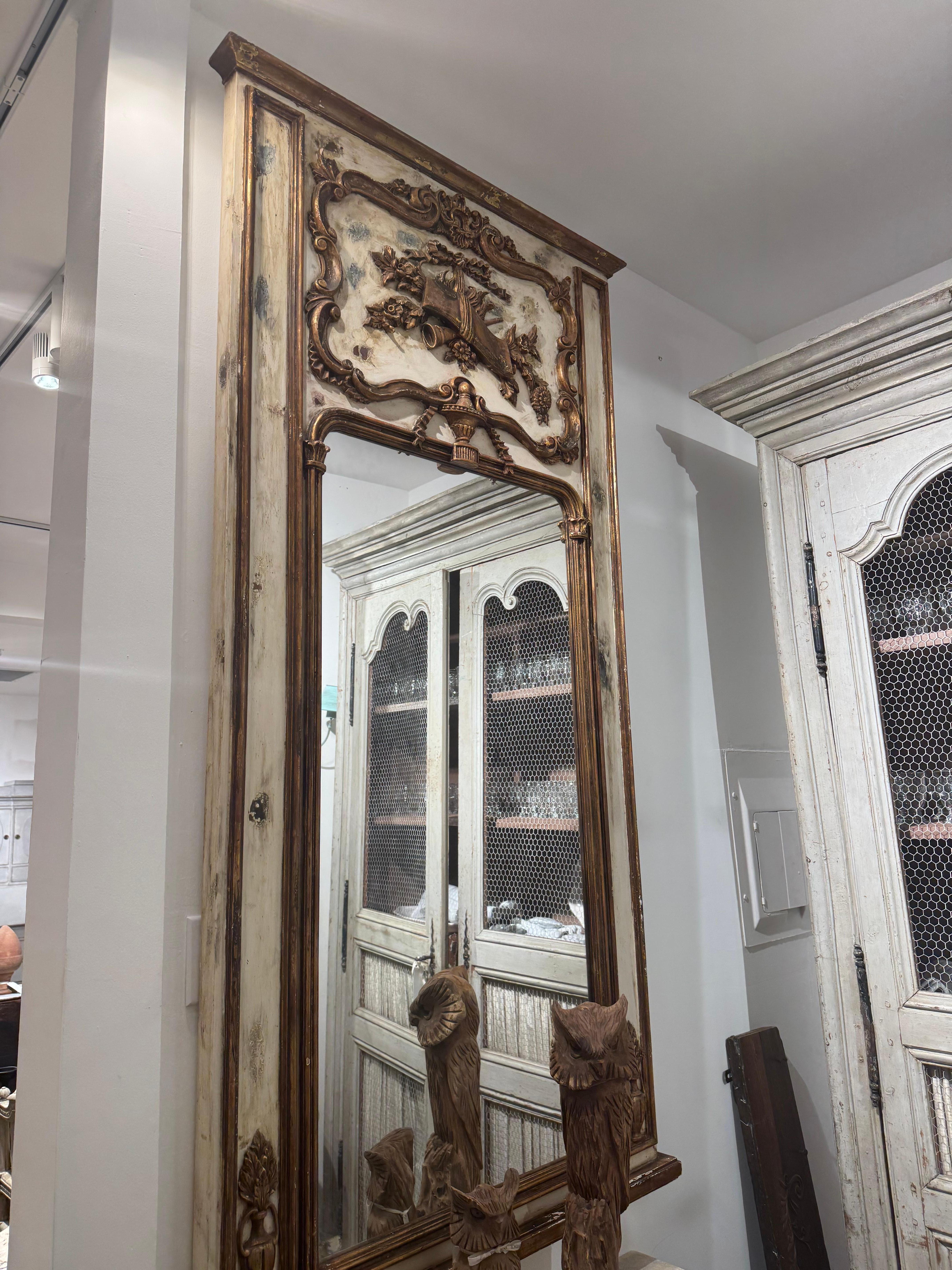 Miroir mural en bois de pin doré ancien de style Louis XV du 19ème siècle en vente 2
