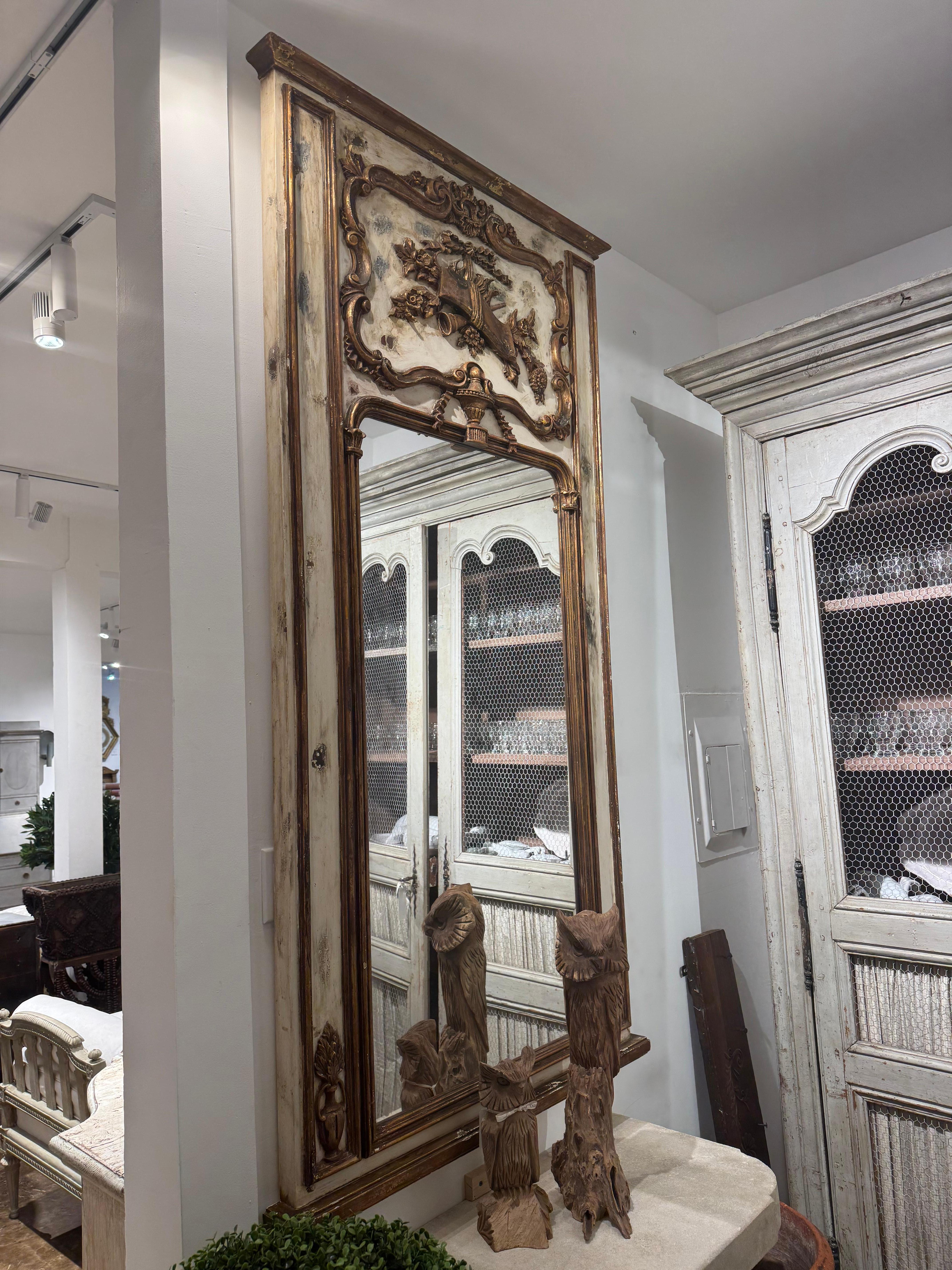 Miroir mural en bois de pin doré ancien de style Louis XV du 19ème siècle en vente 3
