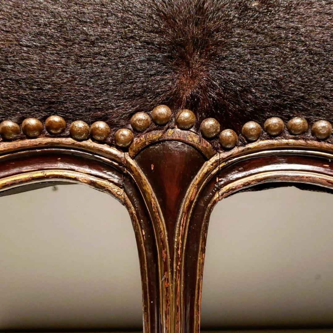Schöne und charmante Bank im Stil Louis XV. Sieht aus, als stünde sie auf den Zehenspitzen. Geschnitzt, und polychromed Rahmen mit der perfekten Menge von Verschleiß machen diese so sehr BOHO chic.
Gepolstert mit Haar auf Kuhfell und antiken