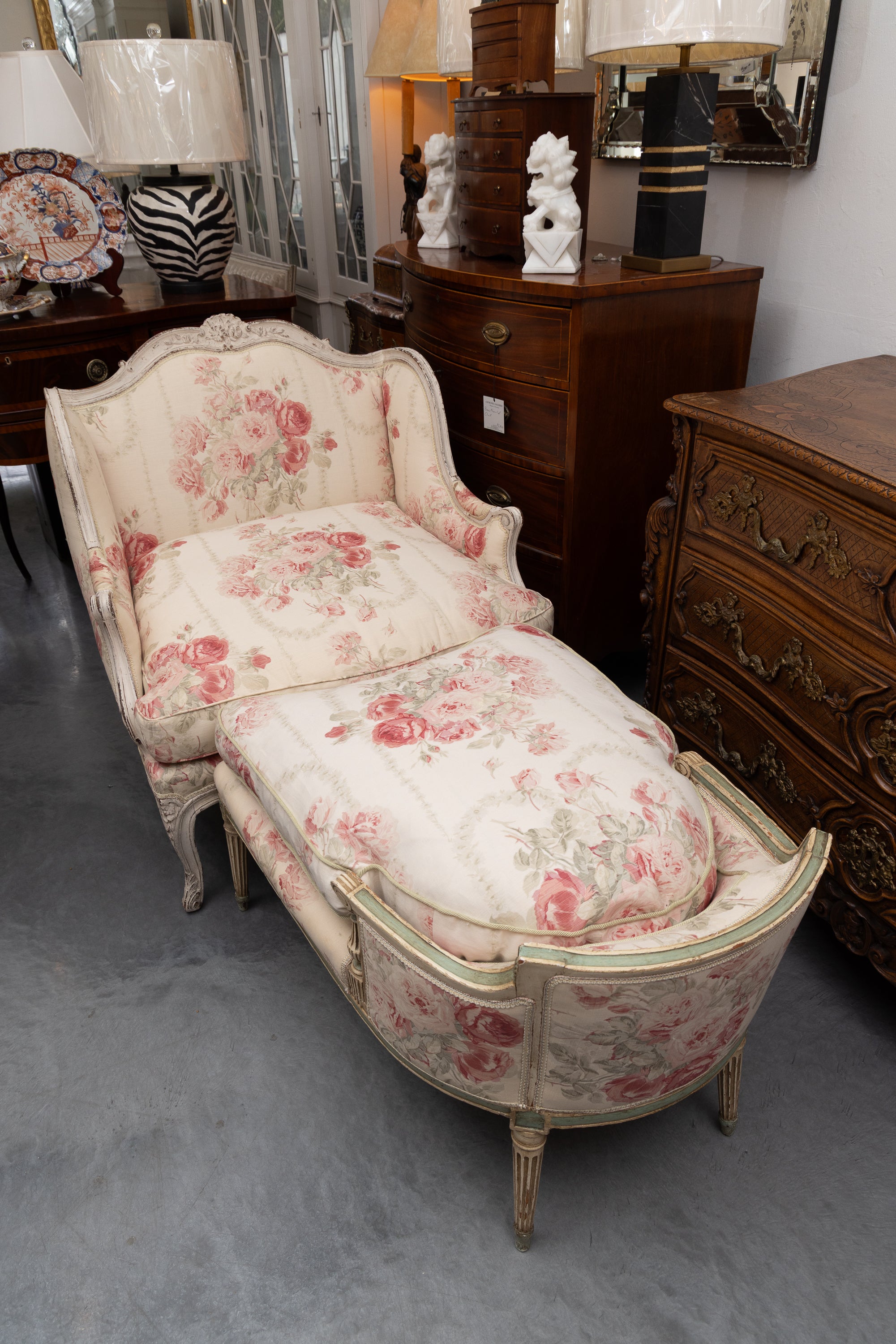 Bergere tapizado estilo Luis XV del siglo XIX, pintado de color crema, con cojín suelto,  Junto al Bergere hay un taburete tapizado estilo Luis XVI pintado de color crema.  Las unidades generales sirven como Duchesse Brisee.
Bergere 35