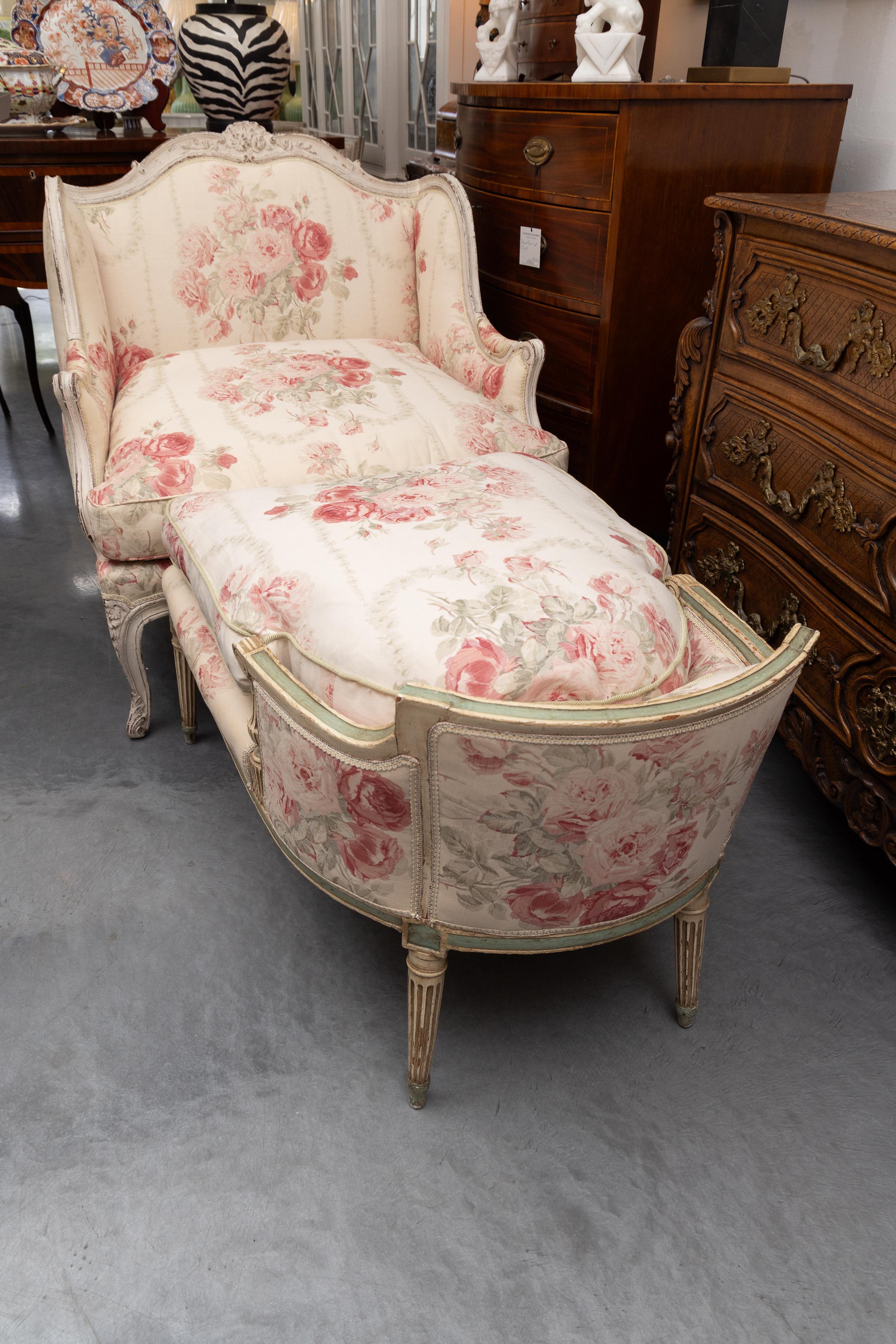 Bergere Francés del Siglo XIX Estilo Luis XV Casado con Taburete Estilo Luis XVI Pintado a mano en venta