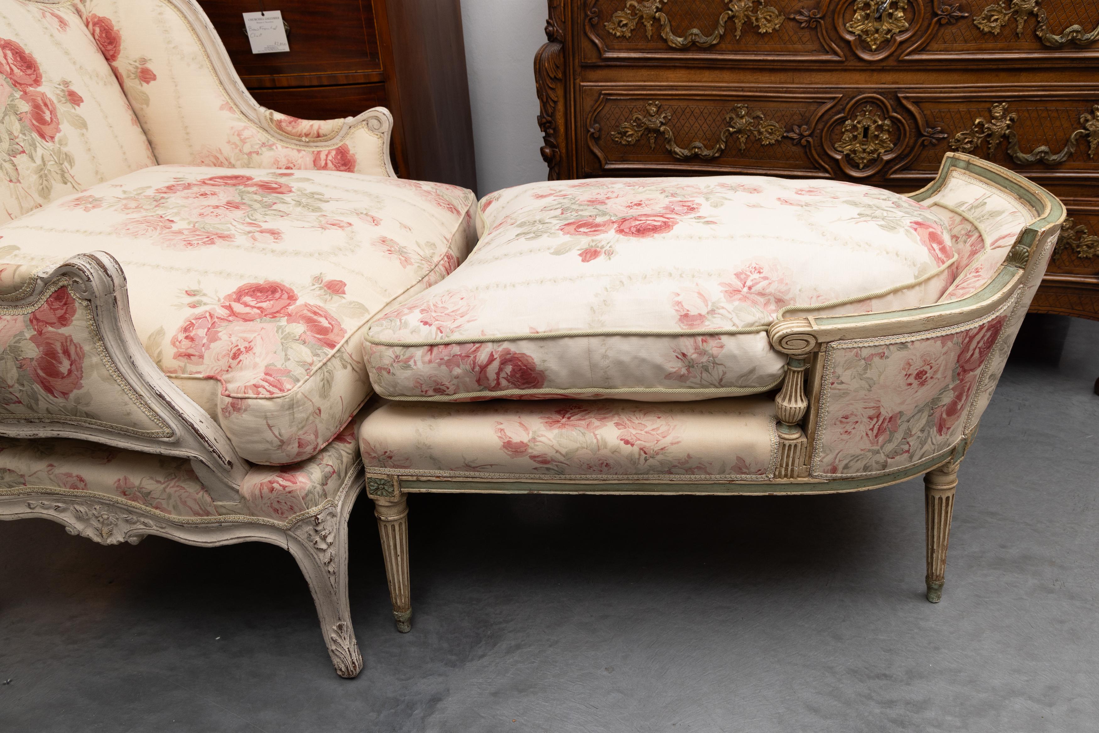Bergere Francés del Siglo XIX Estilo Luis XV Casado con Taburete Estilo Luis XVI en Bueno estado para la venta en WEST PALM BEACH, FL