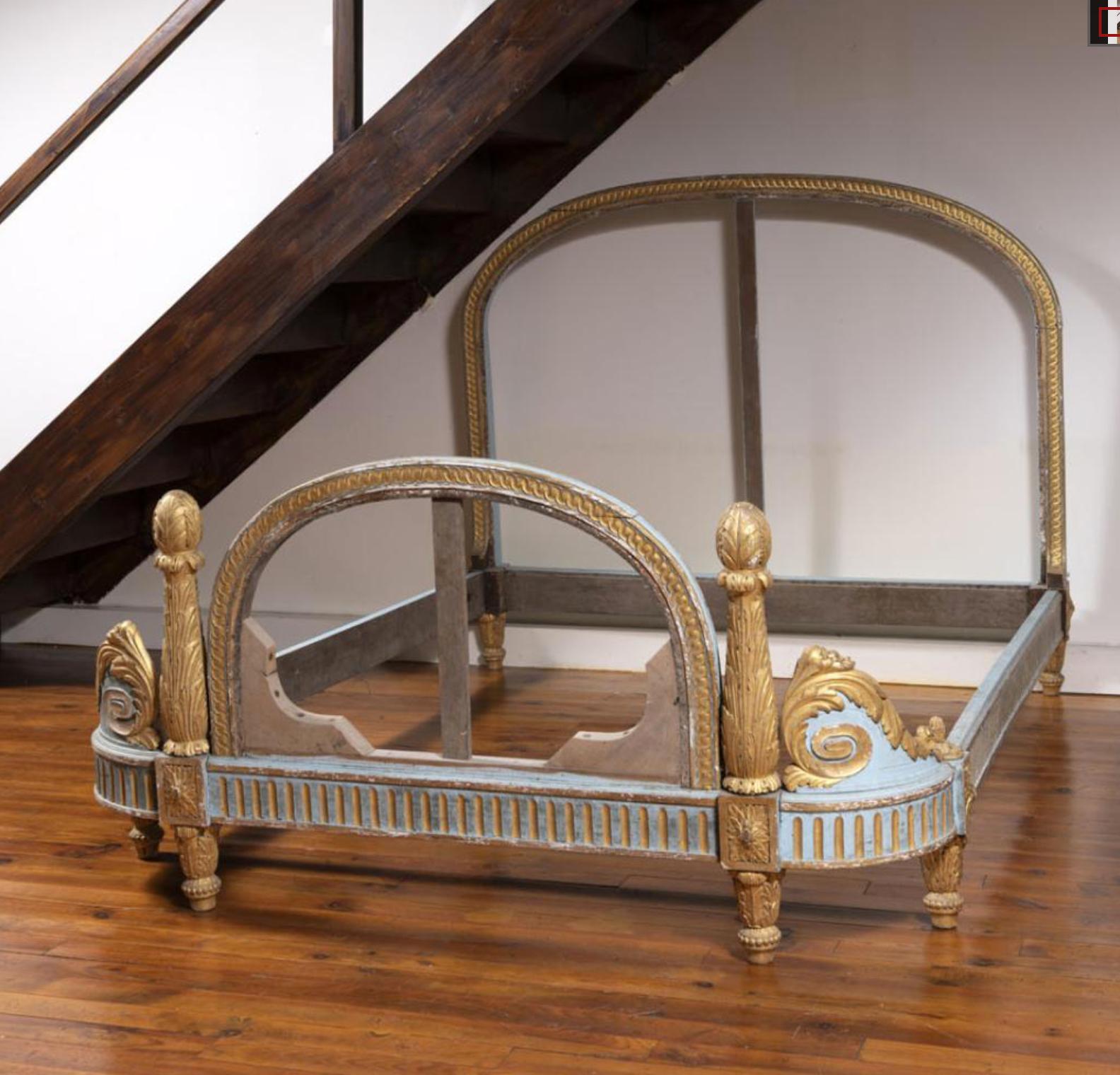 Französischer ovaler Bettrahmen im Louis XV-Stil. Das Bett steht auf sechs handgeschnitzten Goldholzbeinen mit feinen Verzierungen und ist handbemalt in Hellblau und kann mit einem Stoff Ihrer Wahl gepolstert werden. Ein wirklich außergewöhnliches