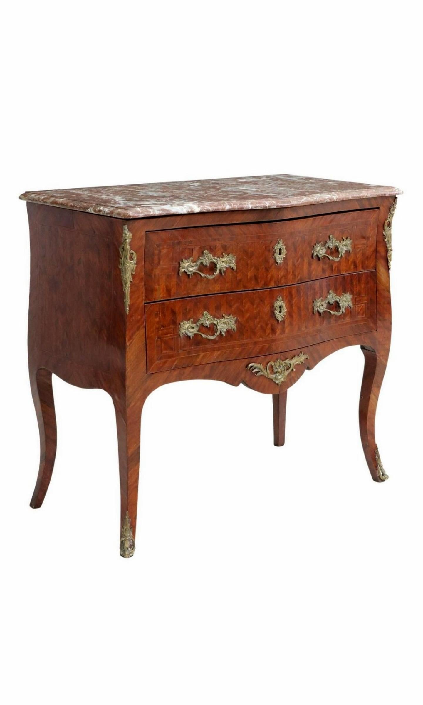 Elegante y sofisticada cómoda sauteuse francesa antigua de estilo Luis XV con tapa de mármol y parquet de madera de rey. 

Nacida en Francia en el siglo XIX, exquisitamente elaborada a mano según el lujoso gusto del rey Luis XV del siglo XVIII,