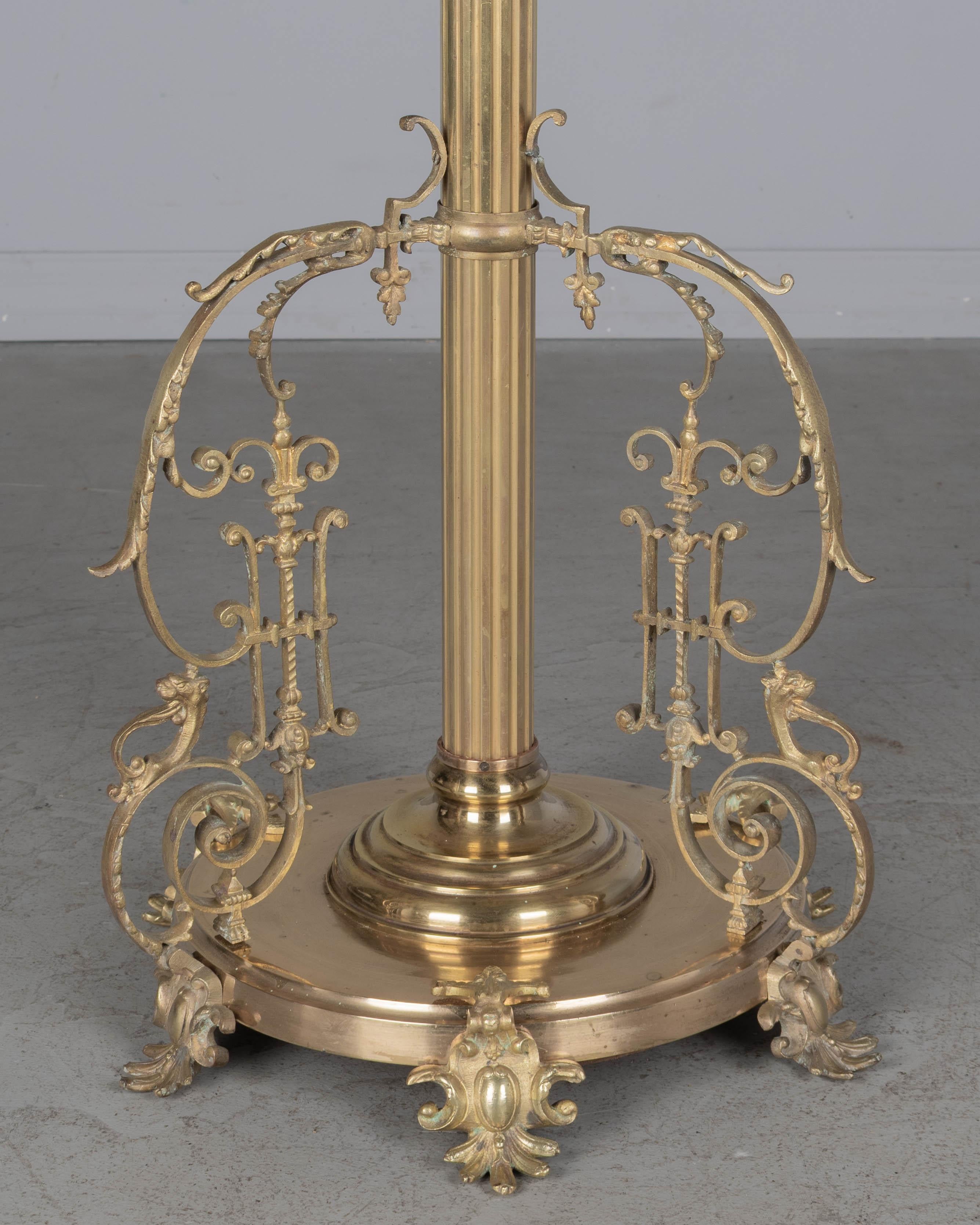 Lámpara de pie francesa de latón estilo Luis XV del siglo XIX en venta 4