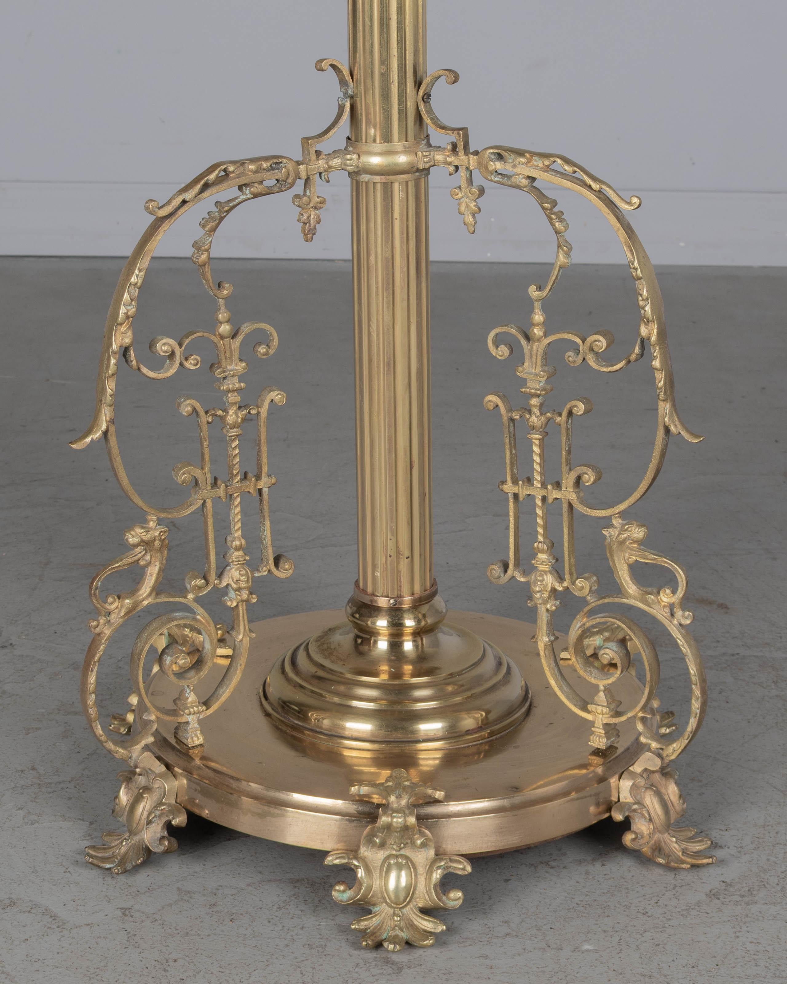 Lámpara de pie francesa de latón estilo Luis XV del siglo XIX en venta 5