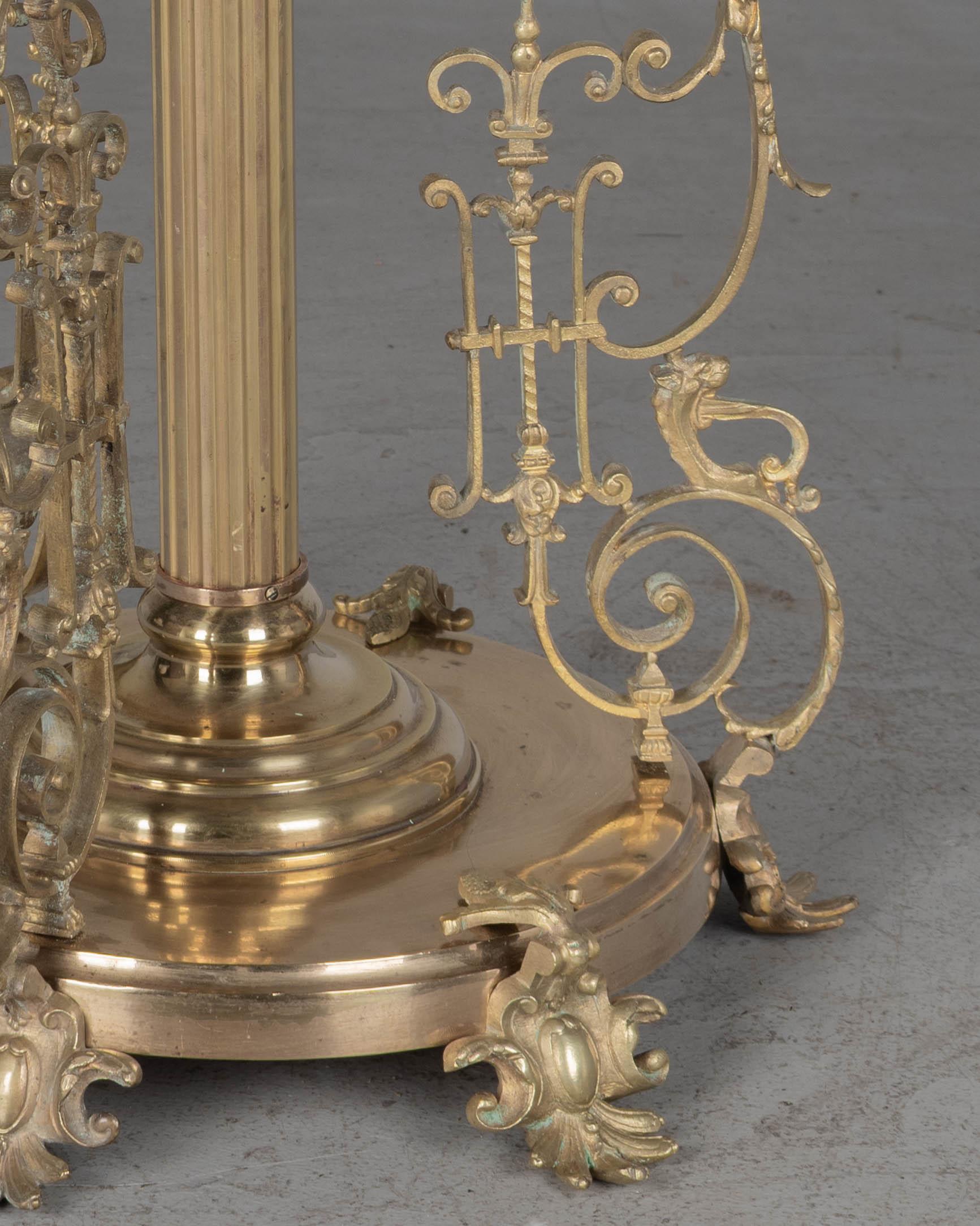 Lámpara de pie francesa de latón estilo Luis XV del siglo XIX en venta 6