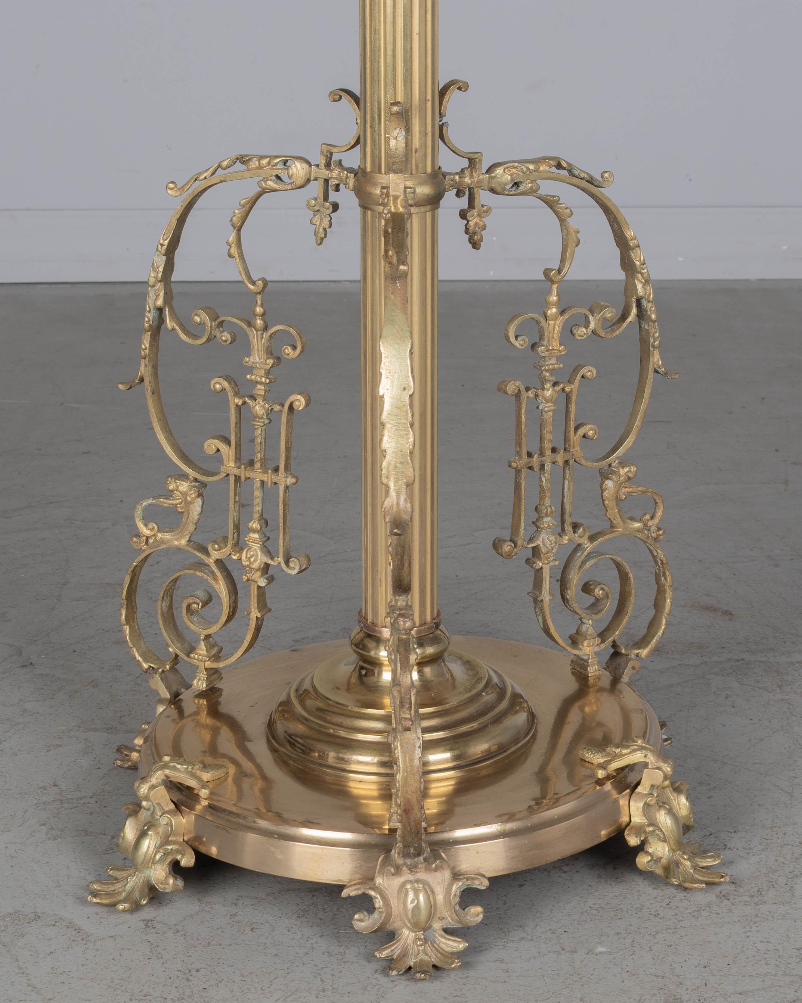 Lámpara de pie francesa de latón estilo Luis XV del siglo XIX en venta 7