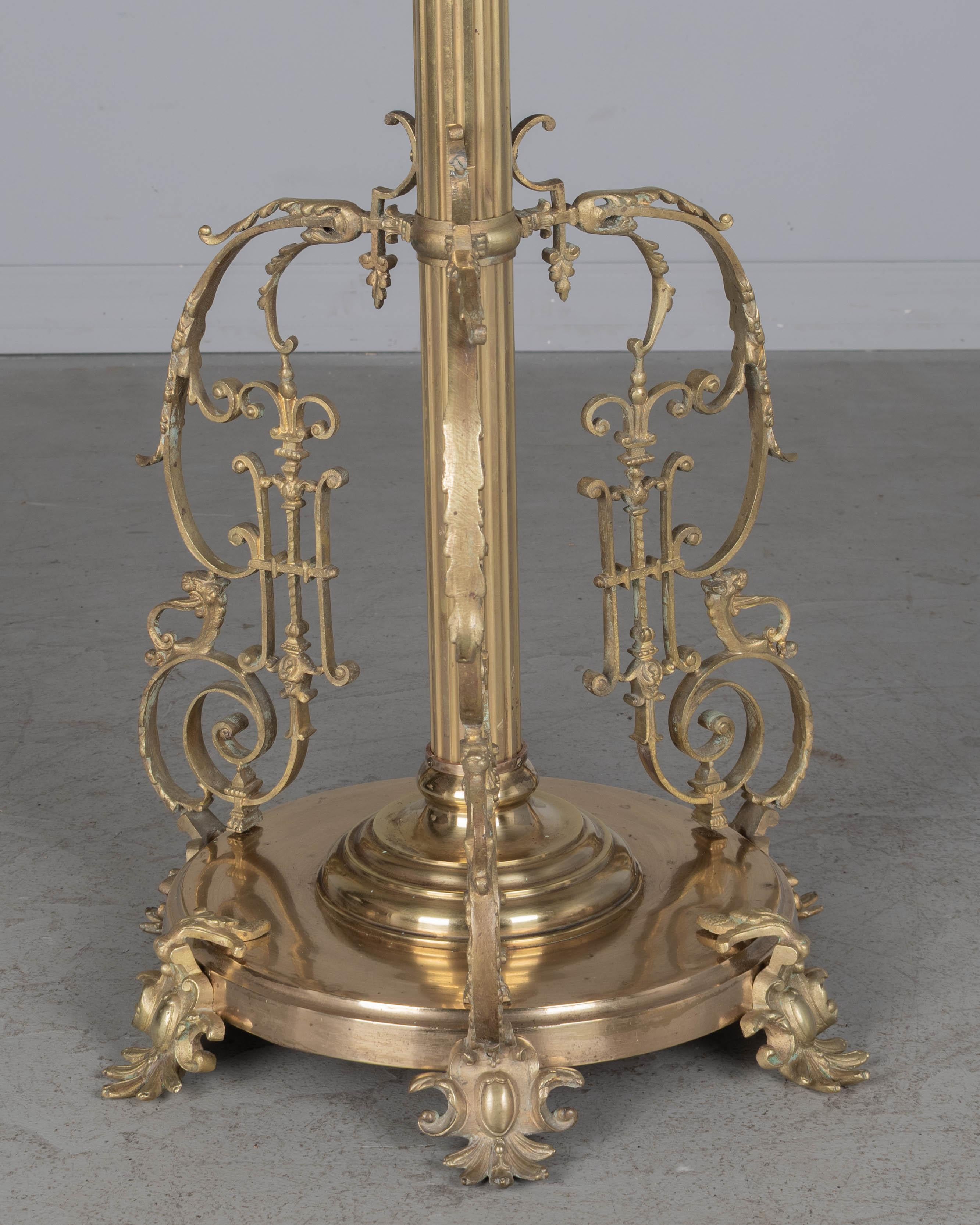 Lámpara de pie francesa de latón estilo Luis XV del siglo XIX en venta 8
