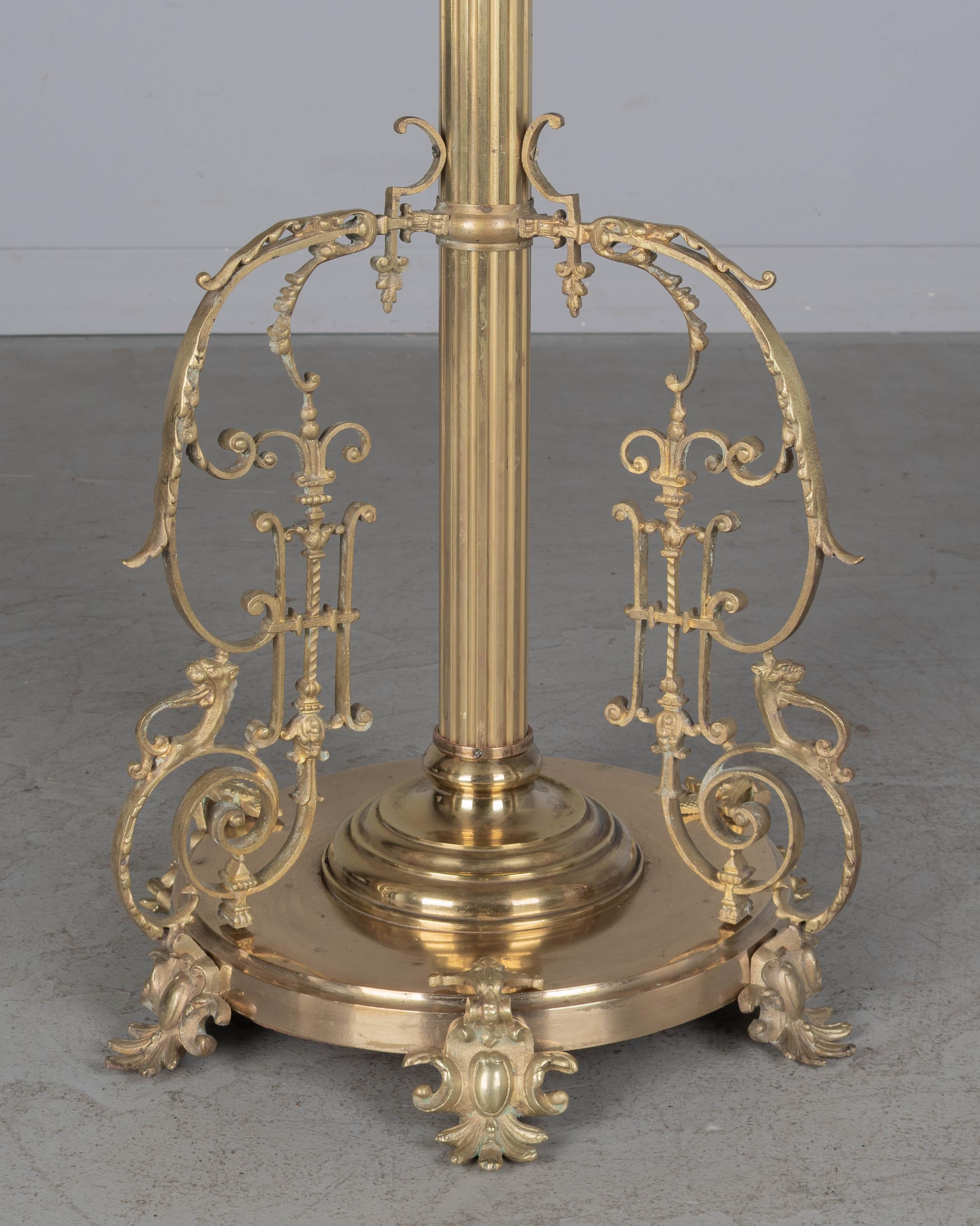 Lámpara de pie francesa de latón estilo Luis XV del siglo XIX en venta 3