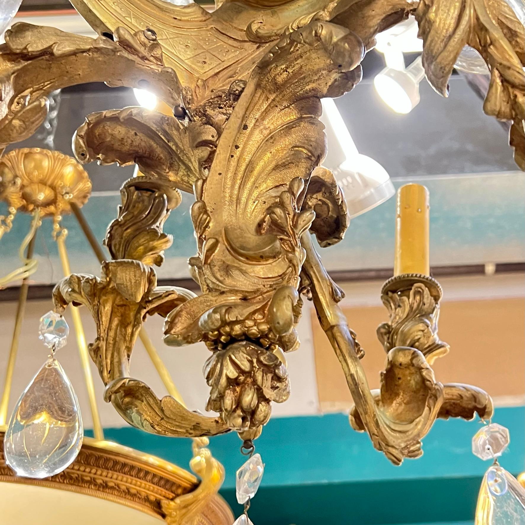 Français Lustre à 6 lumières en bronze et cristal de style Louis XV français du 19e siècle en vente
