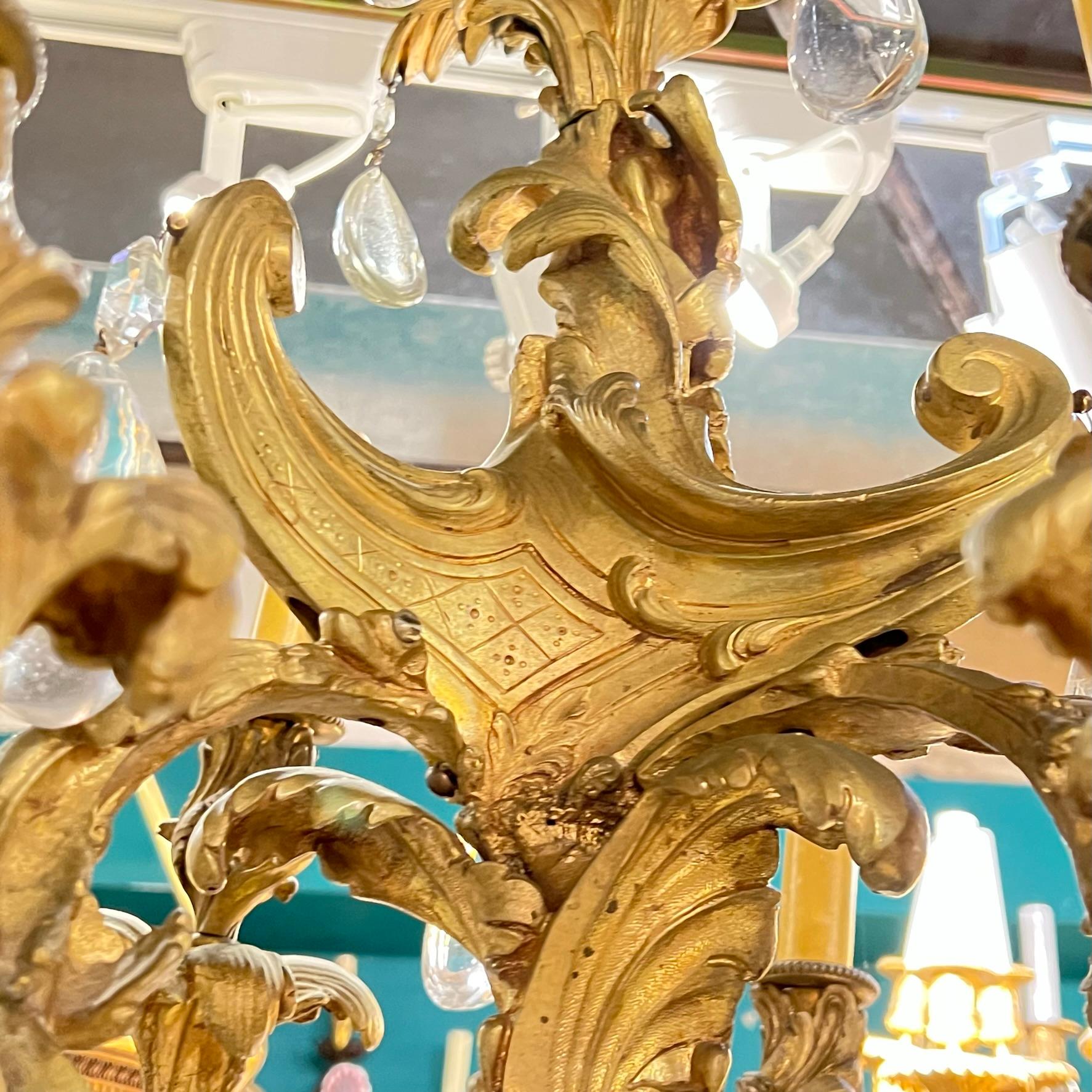 Doré Lustre à 6 lumières en bronze et cristal de style Louis XV français du 19e siècle en vente
