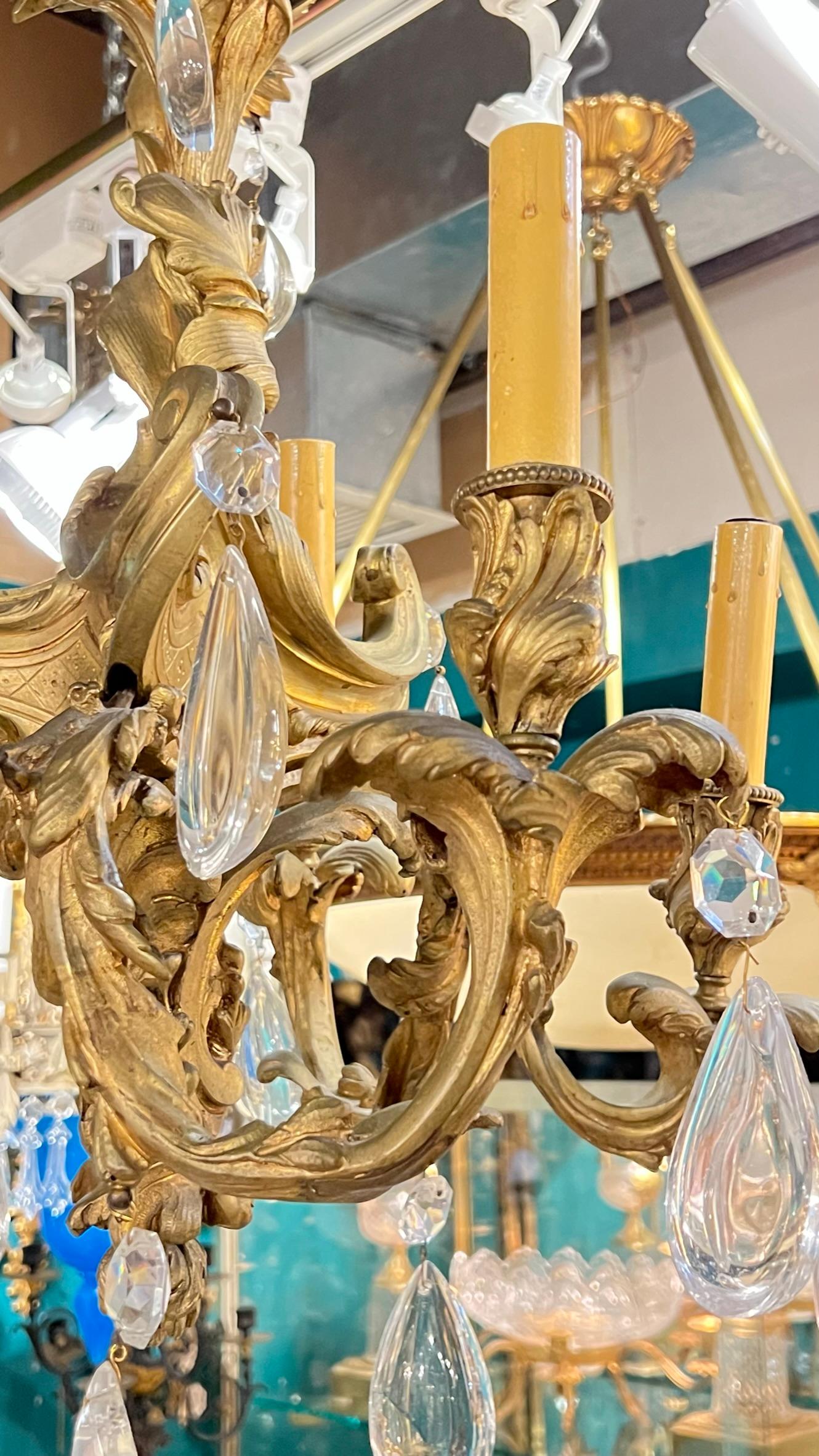XIXe siècle Lustre à 6 lumières en bronze et cristal de style Louis XV français du 19e siècle en vente