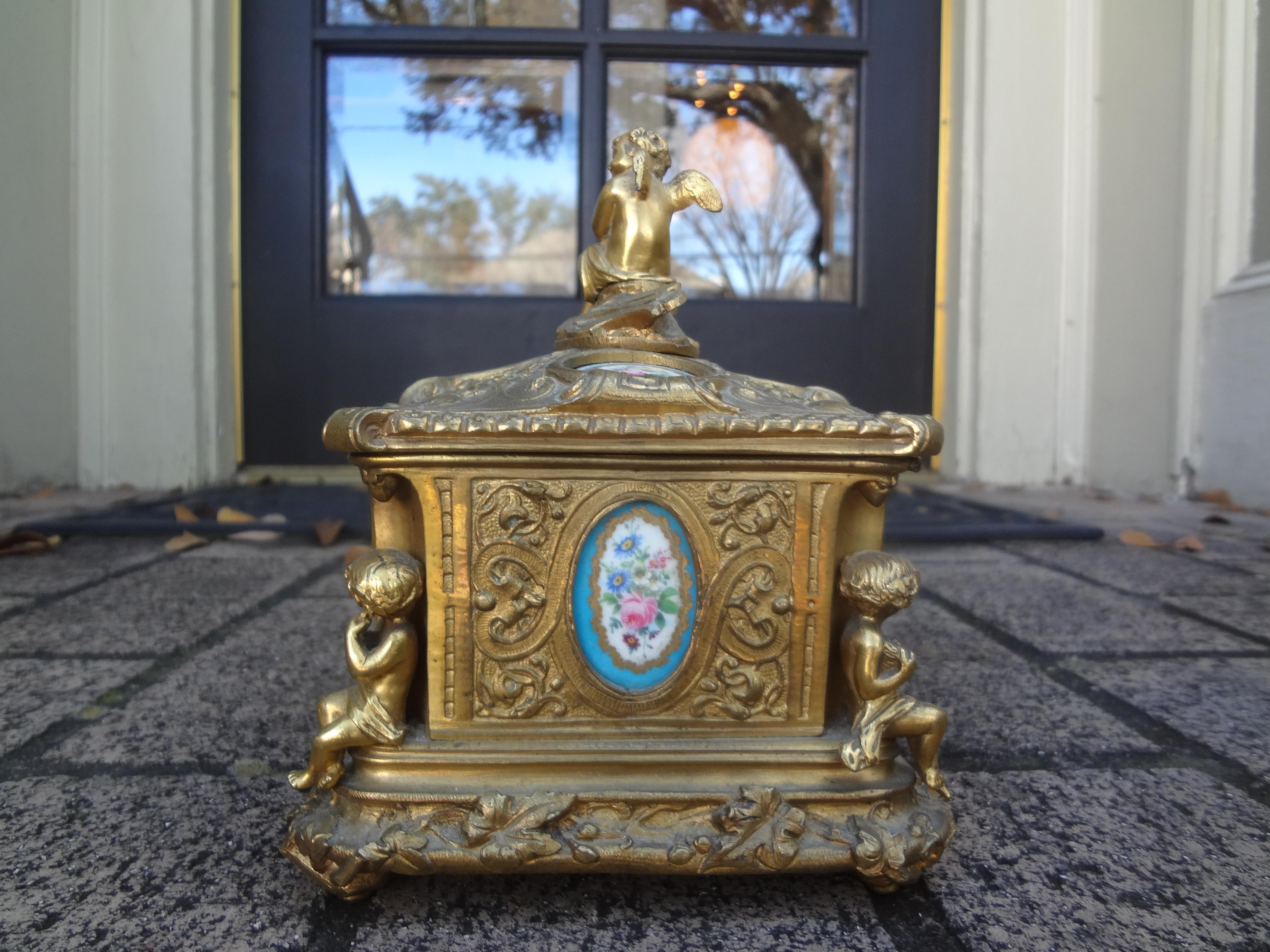 Boîte en bronze de style Louis XV du 19e siècle. en vente 1