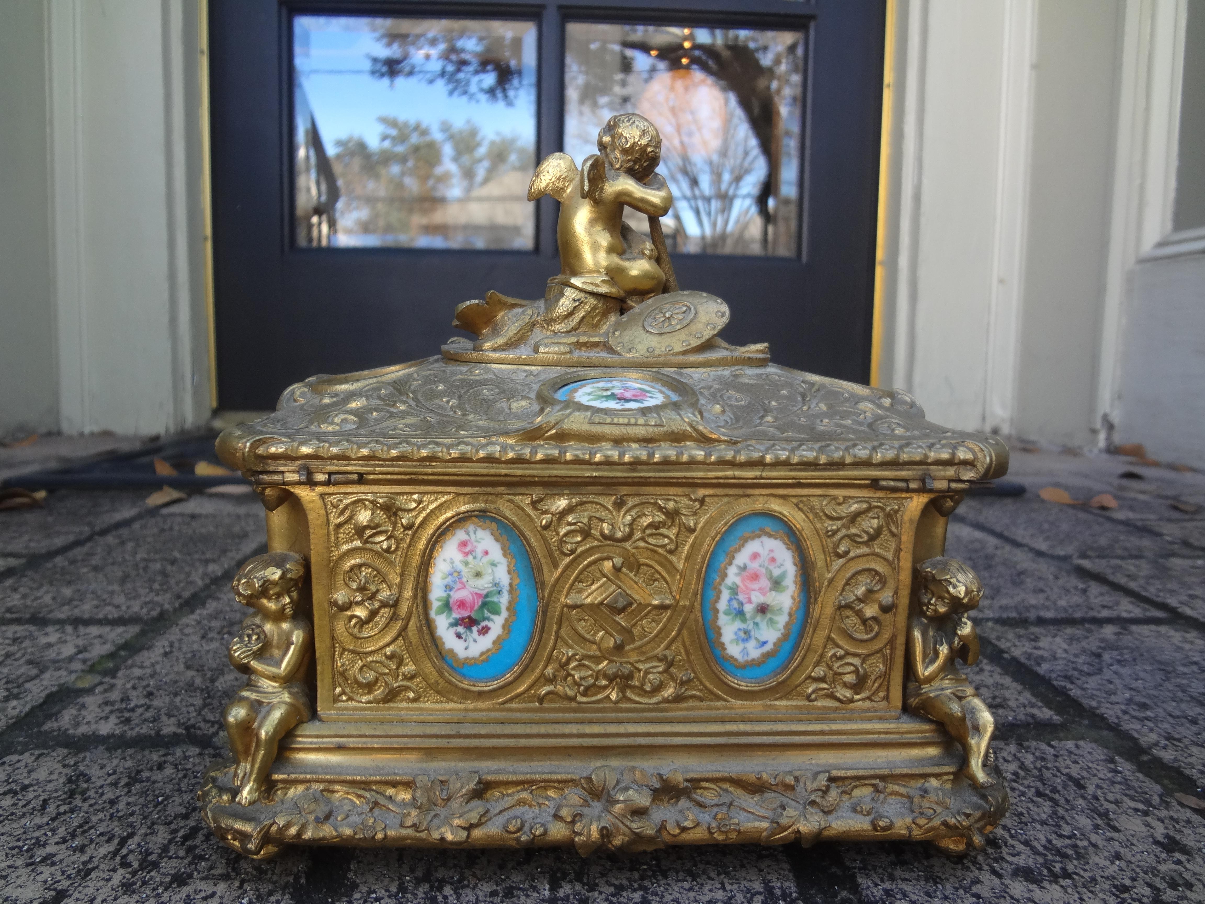 Boîte en bronze de style Louis XV du 19e siècle. en vente 2