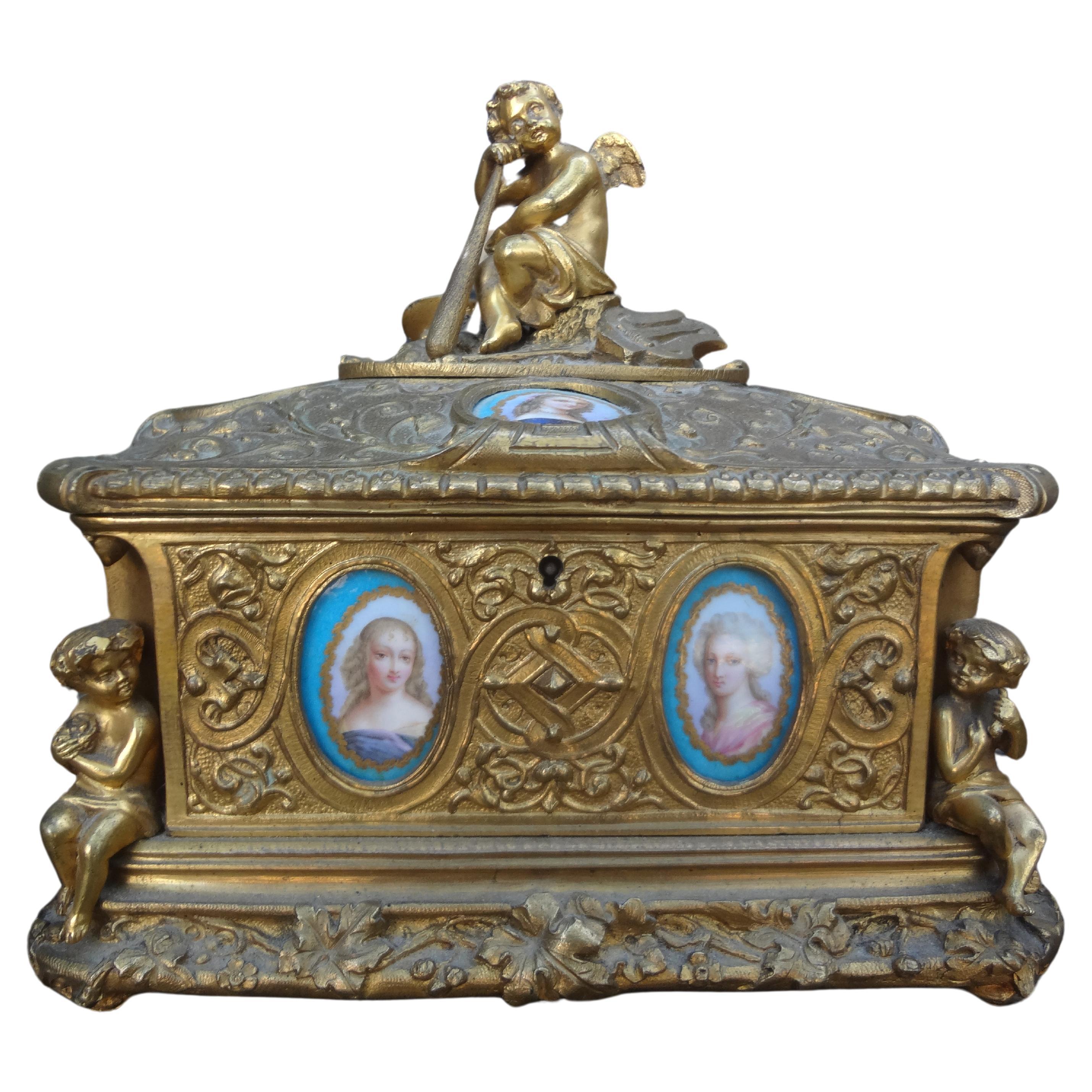 Boîte en bronze de style Louis XV du 19e siècle.