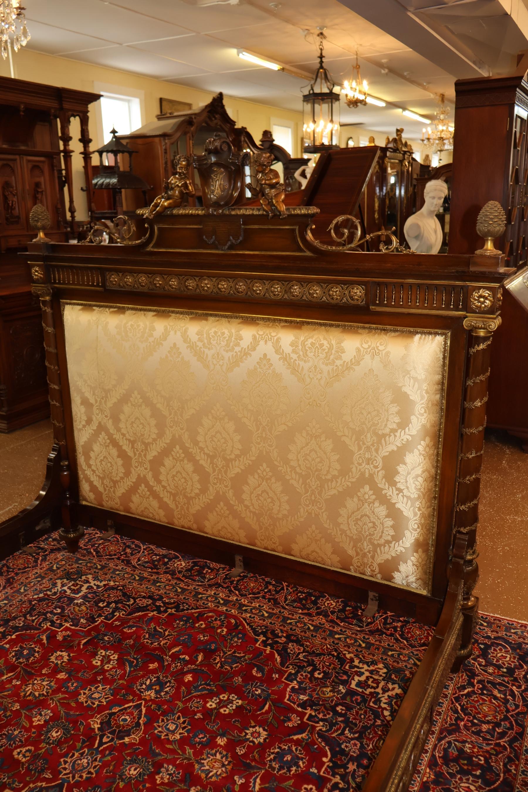 Letto matrimoniale europeo in mogano con montatura in bronzo in stile Luigi XV del 19° secolo in vendita 3