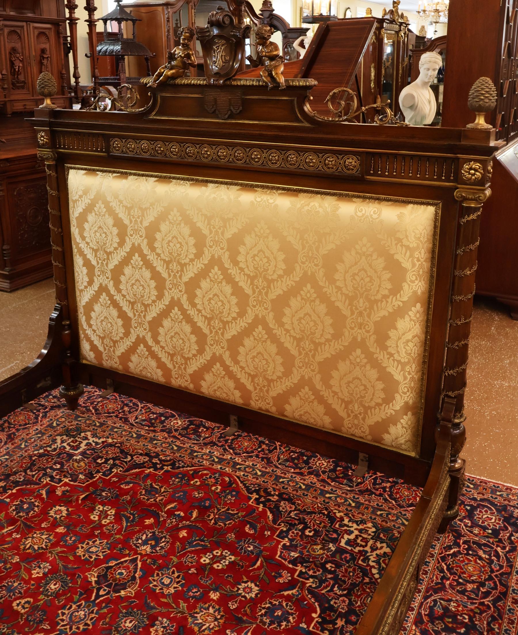 Letto matrimoniale europeo in mogano con montatura in bronzo in stile Luigi XV del 19° secolo in vendita 4