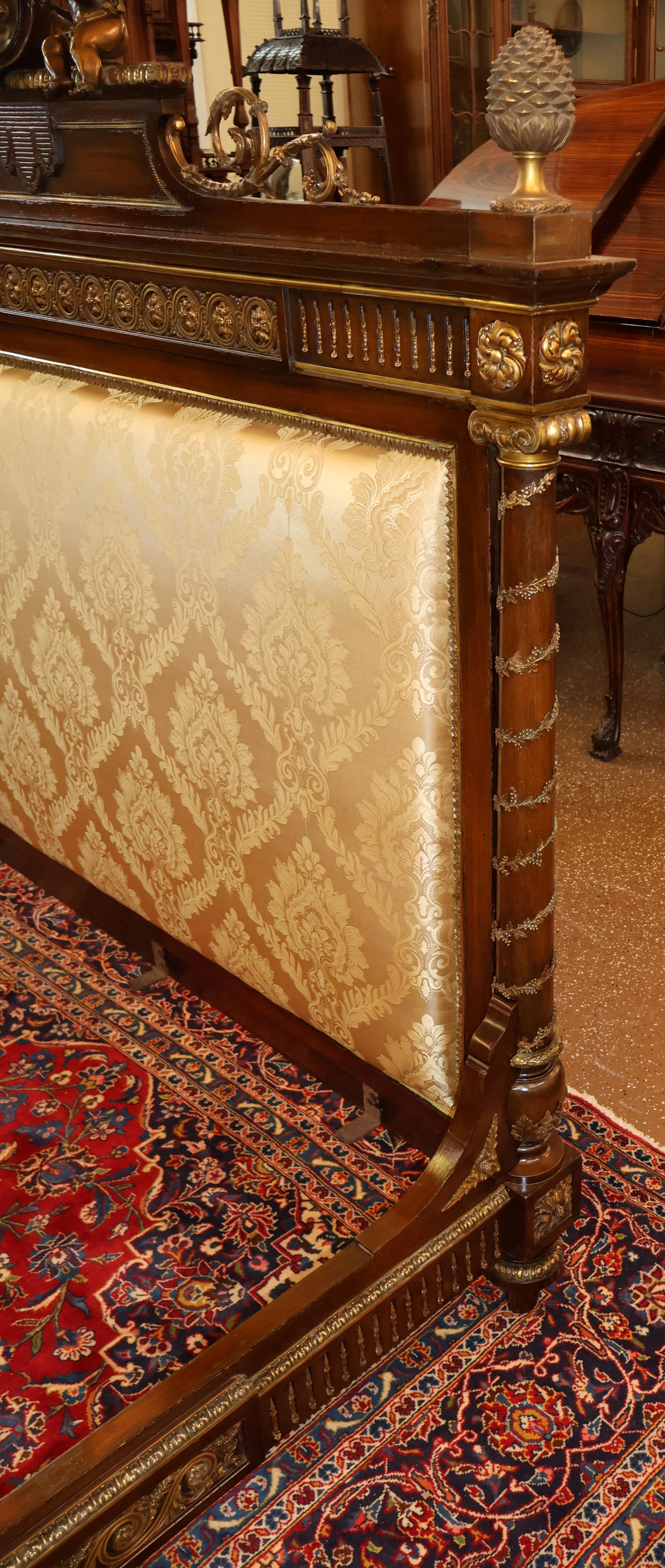 Letto matrimoniale europeo in mogano con montatura in bronzo in stile Luigi XV del 19° secolo in vendita 5