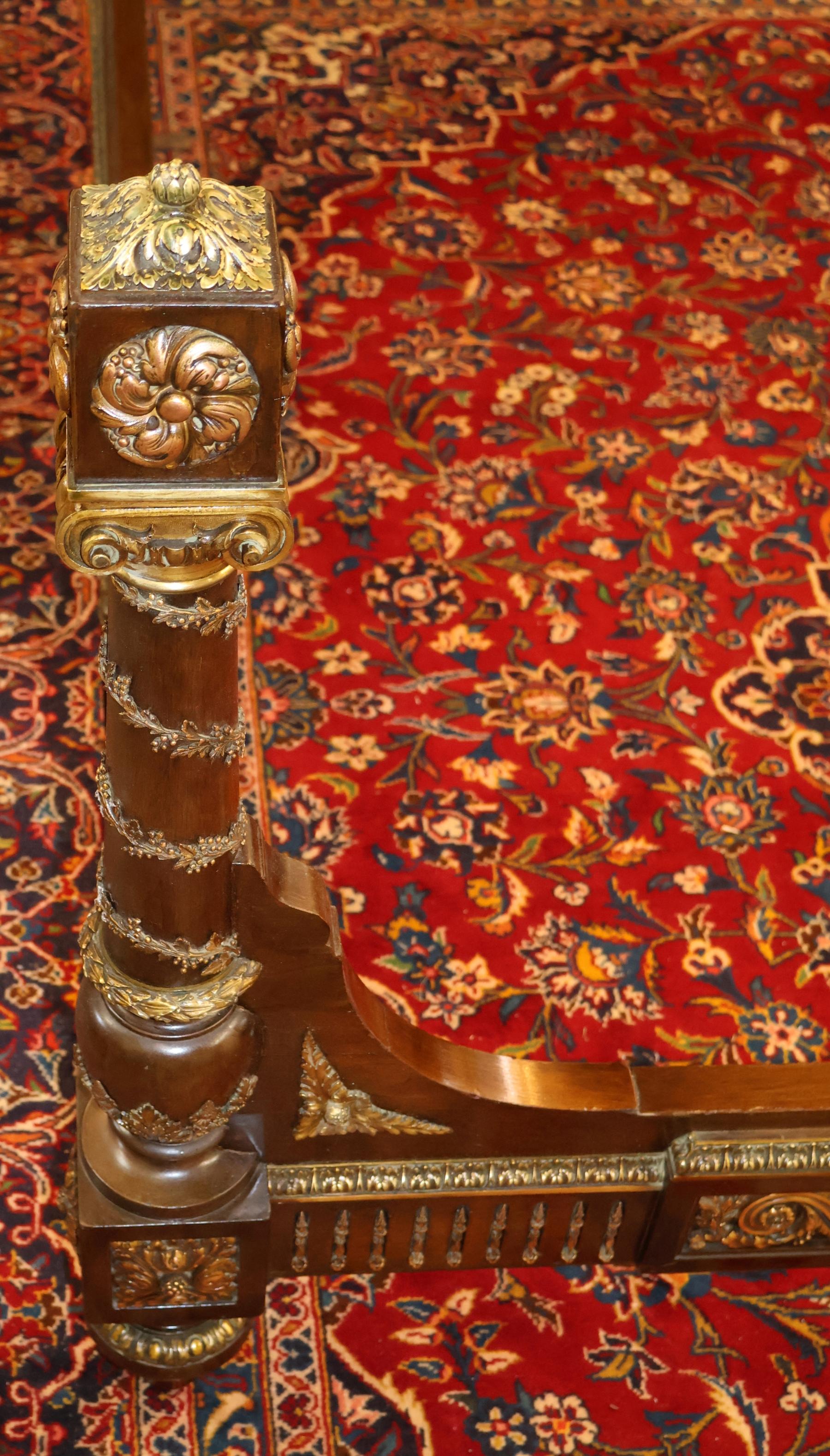 Letto matrimoniale europeo in mogano con montatura in bronzo in stile Luigi XV del 19° secolo in vendita 6