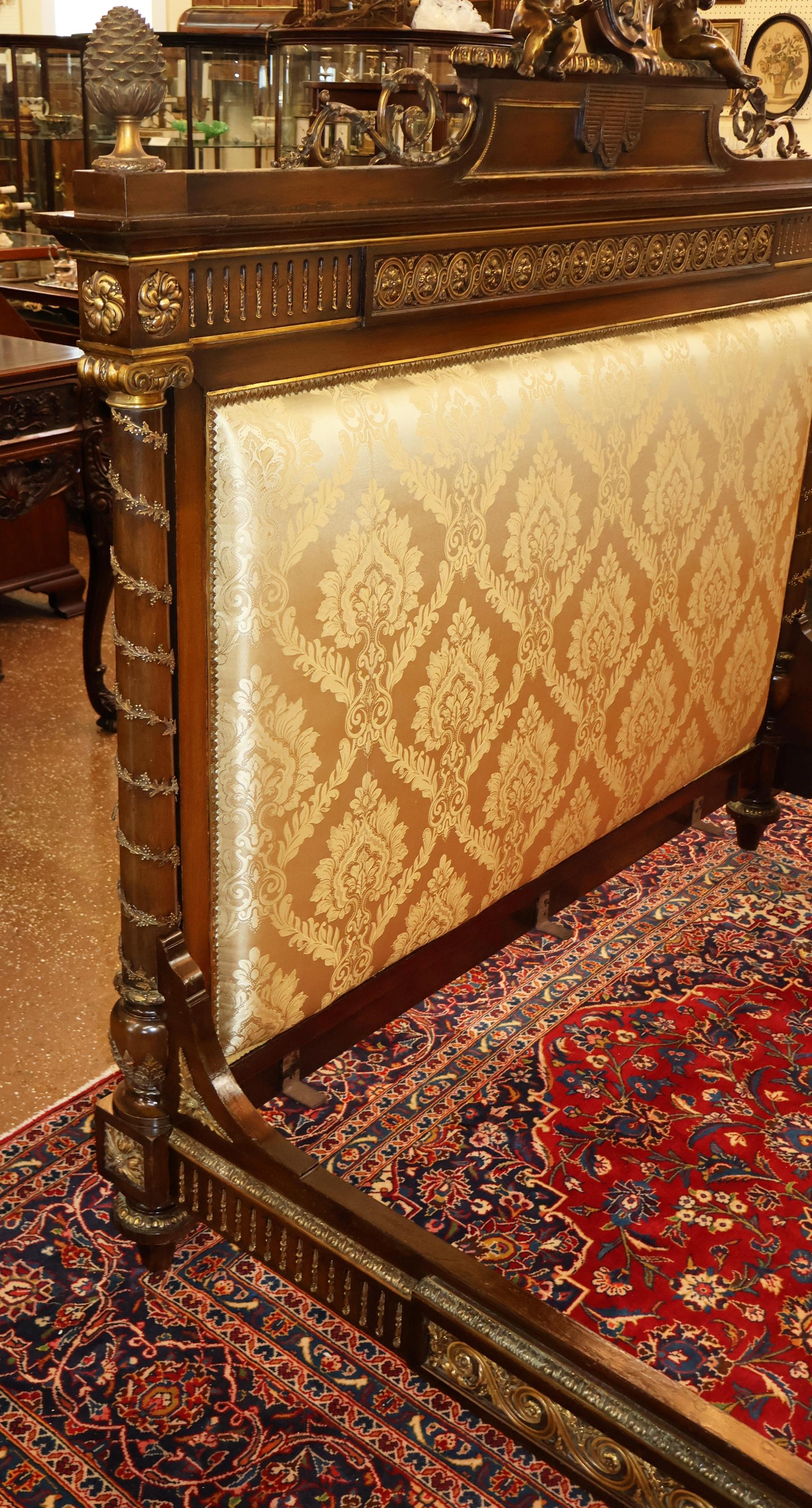 Letto matrimoniale europeo in mogano con montatura in bronzo in stile Luigi XV del 19° secolo in vendita 7