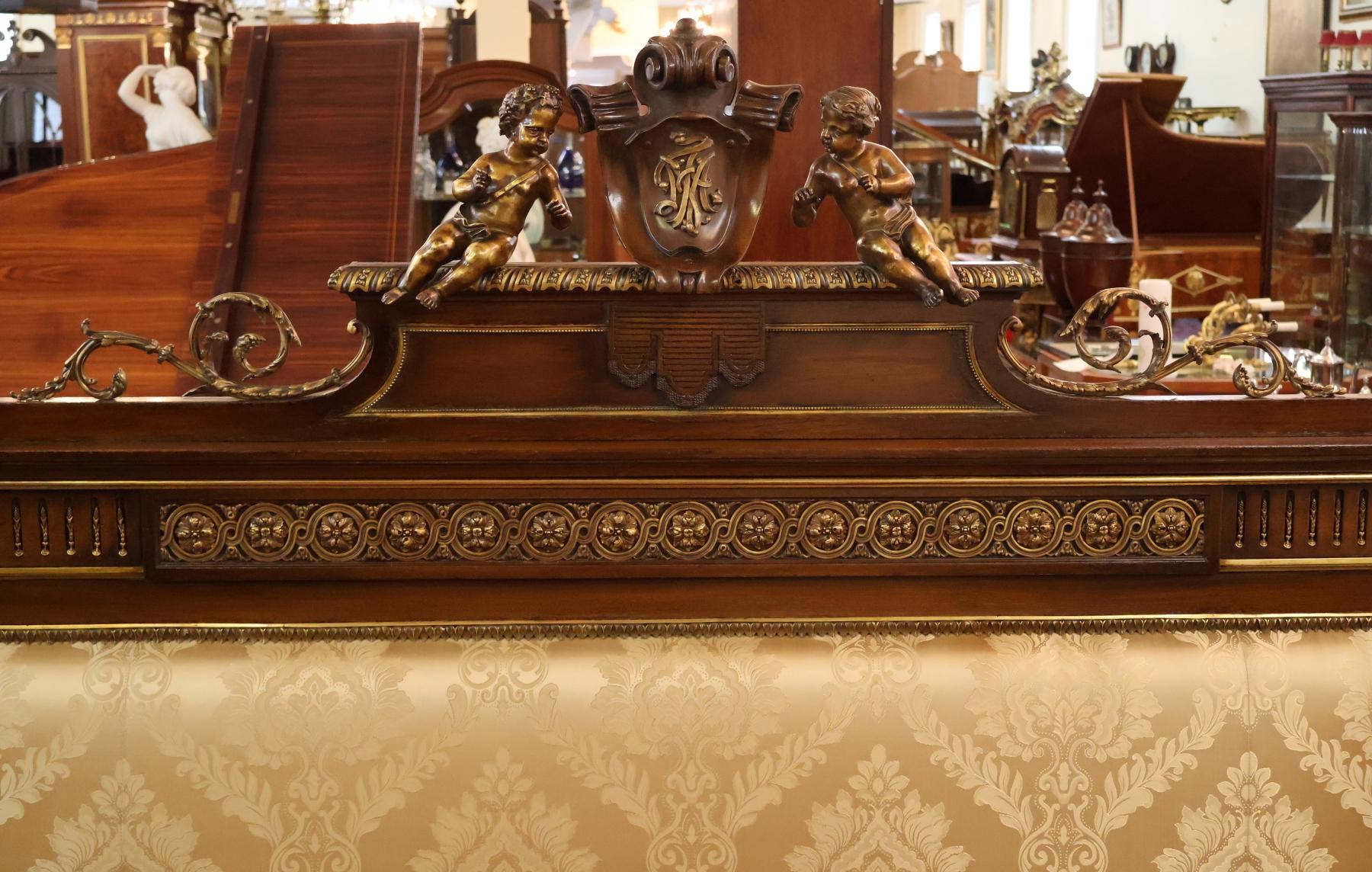 Letto matrimoniale europeo in mogano con montatura in bronzo in stile Luigi XV del 19° secolo in vendita 8