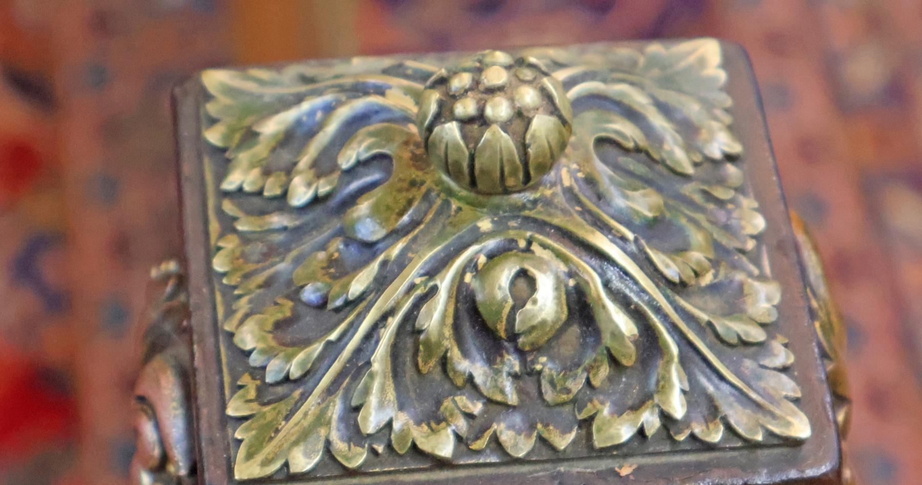 Letto matrimoniale europeo in mogano con montatura in bronzo in stile Luigi XV del 19° secolo in vendita 10