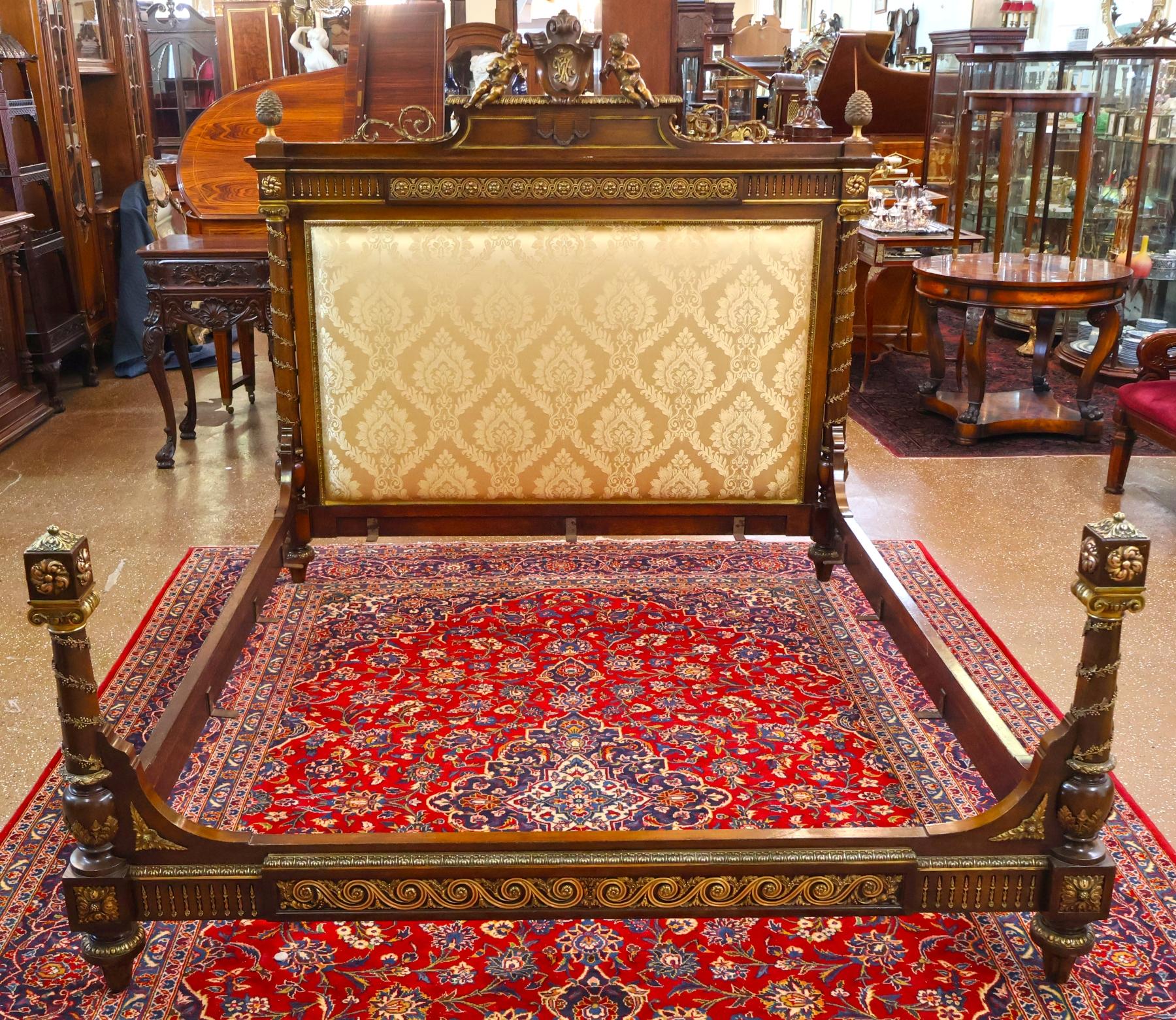 Letto matrimoniale francese del XIX secolo in stile Luigi XV in mogano con montatura in bronzo  

Dimensioni: 74