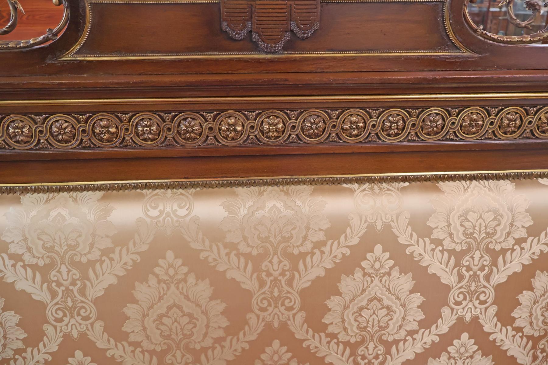 Letto matrimoniale europeo in mogano con montatura in bronzo in stile Luigi XV del 19° secolo in vendita 13