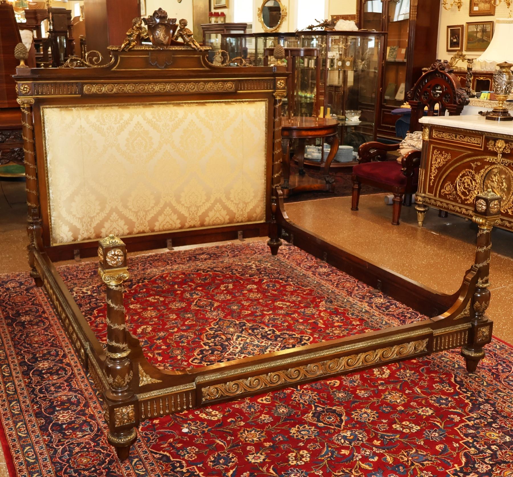 Luigi XVI Letto matrimoniale europeo in mogano con montatura in bronzo in stile Luigi XV del 19° secolo in vendita