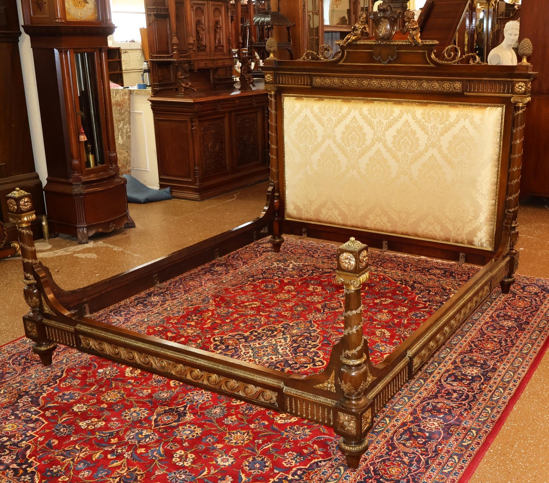 Francese Letto matrimoniale europeo in mogano con montatura in bronzo in stile Luigi XV del 19° secolo in vendita