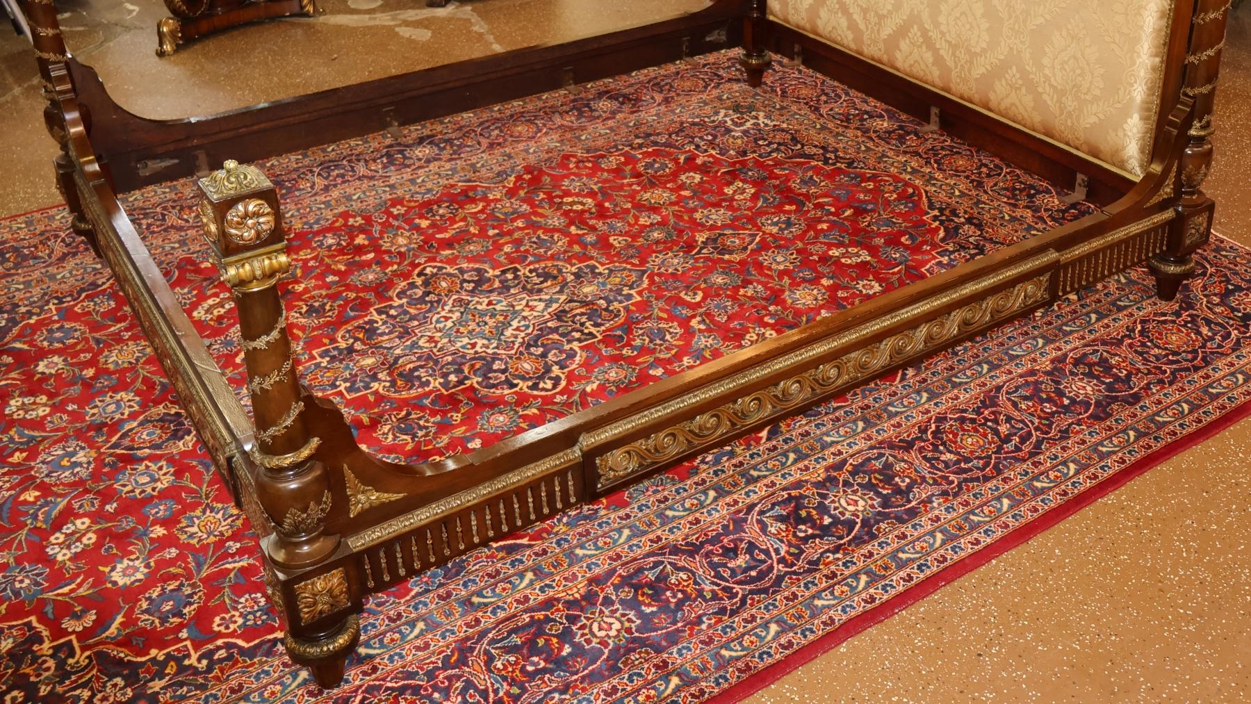 Letto matrimoniale europeo in mogano con montatura in bronzo in stile Luigi XV del 19° secolo In condizioni buone in vendita a Long Branch, NJ