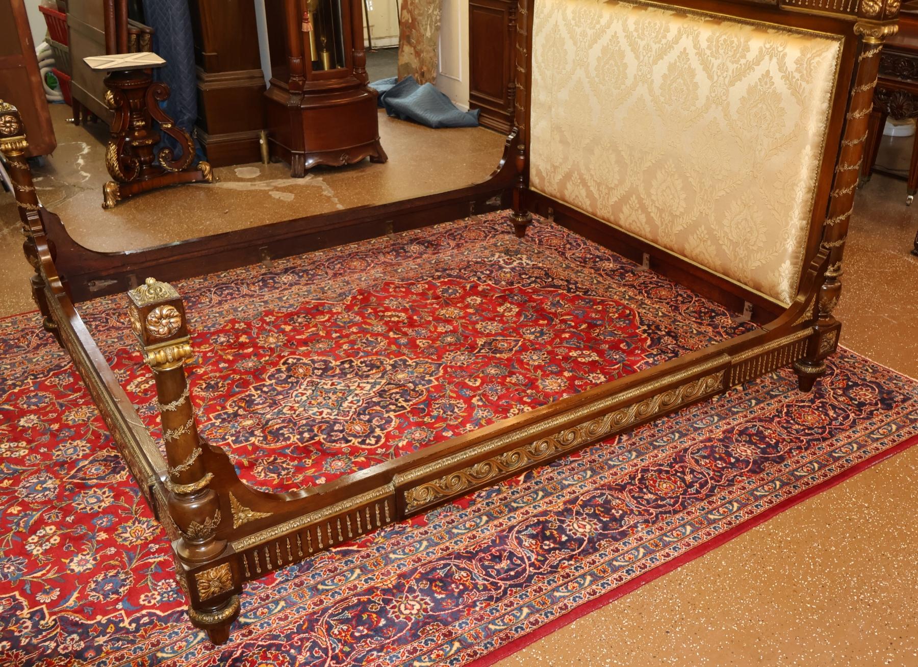 XIX secolo Letto matrimoniale europeo in mogano con montatura in bronzo in stile Luigi XV del 19° secolo in vendita