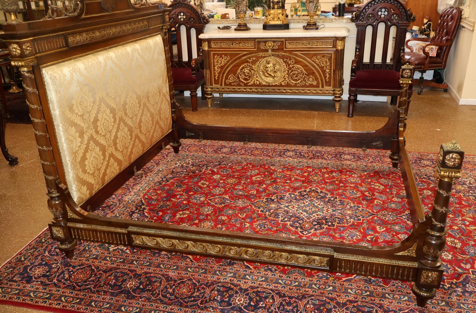 Mogano Letto matrimoniale europeo in mogano con montatura in bronzo in stile Luigi XV del 19° secolo in vendita