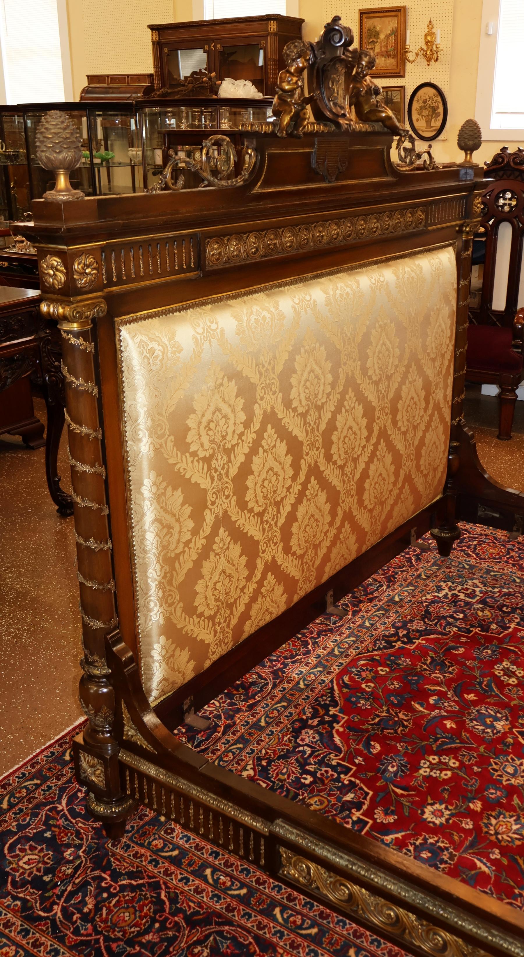 Letto matrimoniale europeo in mogano con montatura in bronzo in stile Luigi XV del 19° secolo in vendita 1