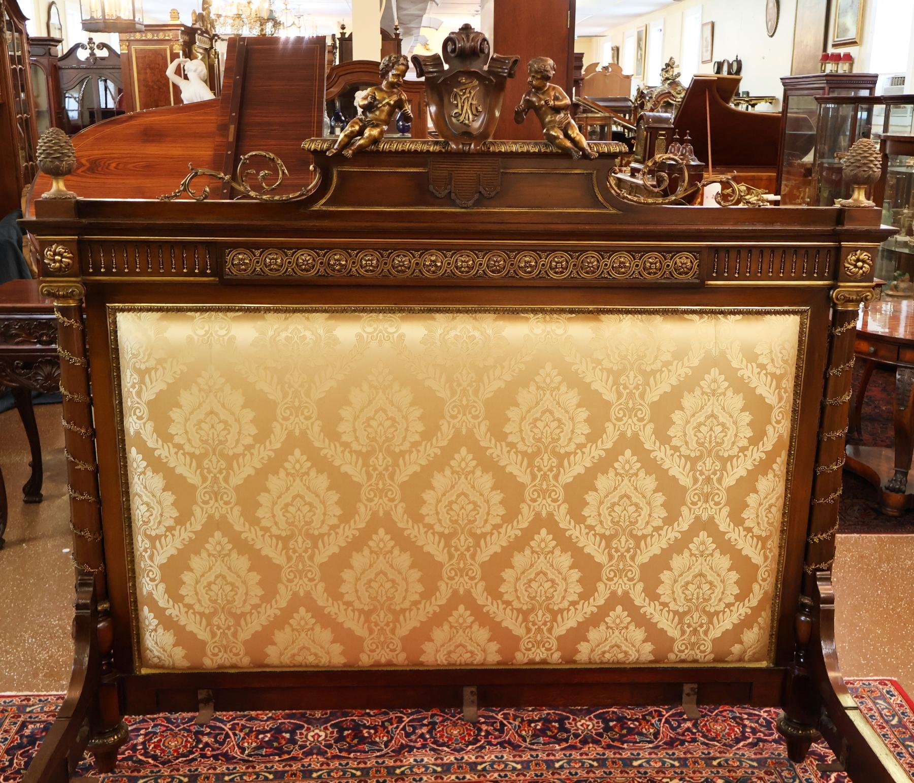 Letto matrimoniale europeo in mogano con montatura in bronzo in stile Luigi XV del 19° secolo in vendita 2