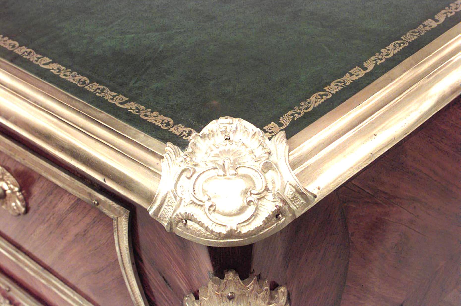 Français Bureau français de style Louis XV en bois de violette et cuir vert à trou de genou en vente
