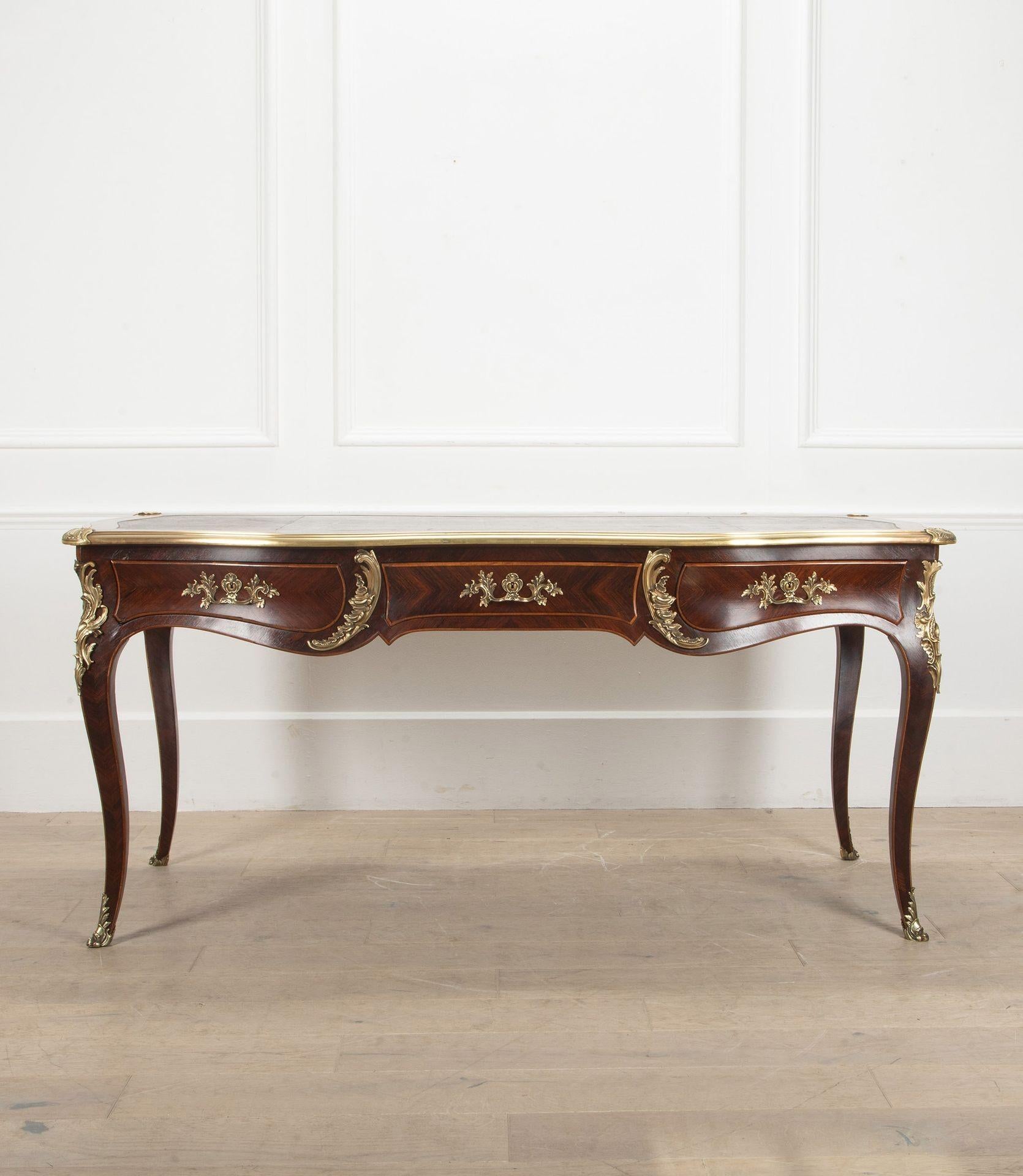 Uno scrittoio francese di qualità del XIX secolo, in stile Luigi XV.
Con montature in ormolu e piano a serpentina modellato.