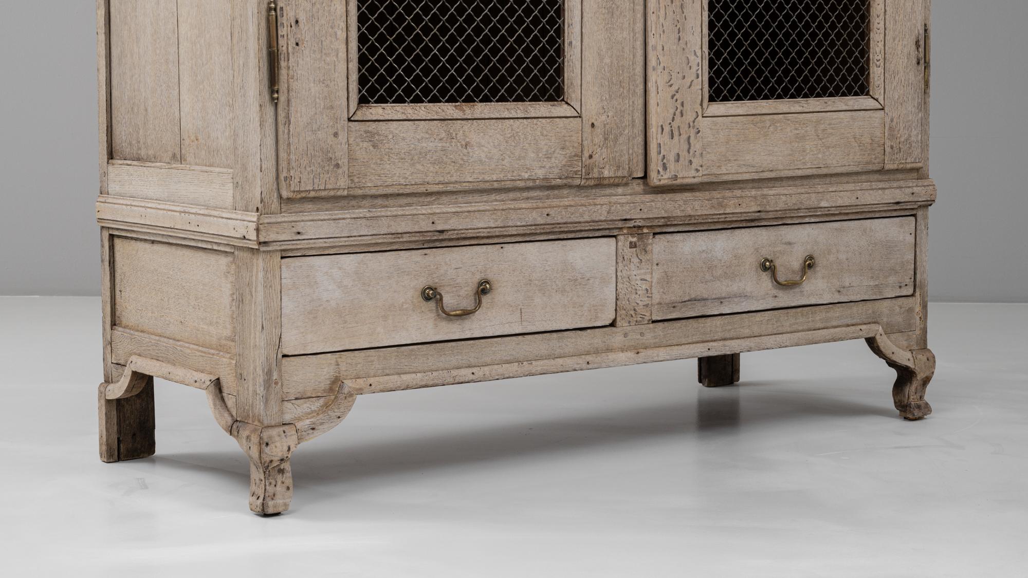 Armadio francese del XIX secolo in stile Luigi XV con ante a rete metallica in vendita 5