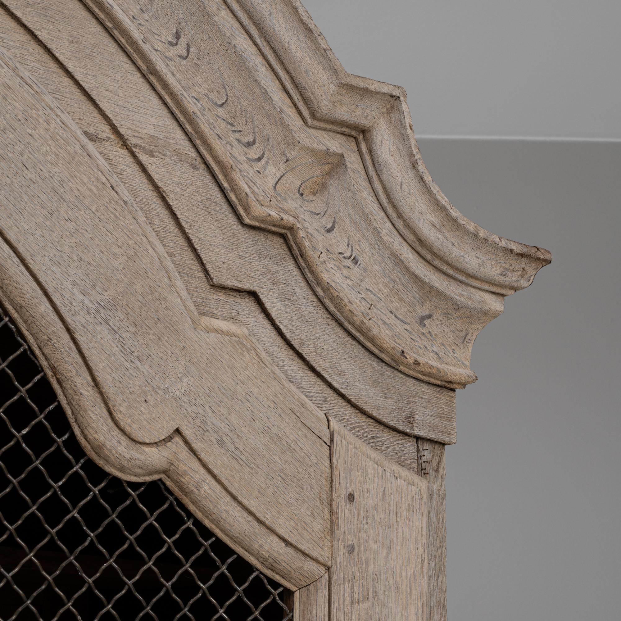 Armadio francese del XIX secolo in stile Luigi XV con ante a rete metallica in vendita 8