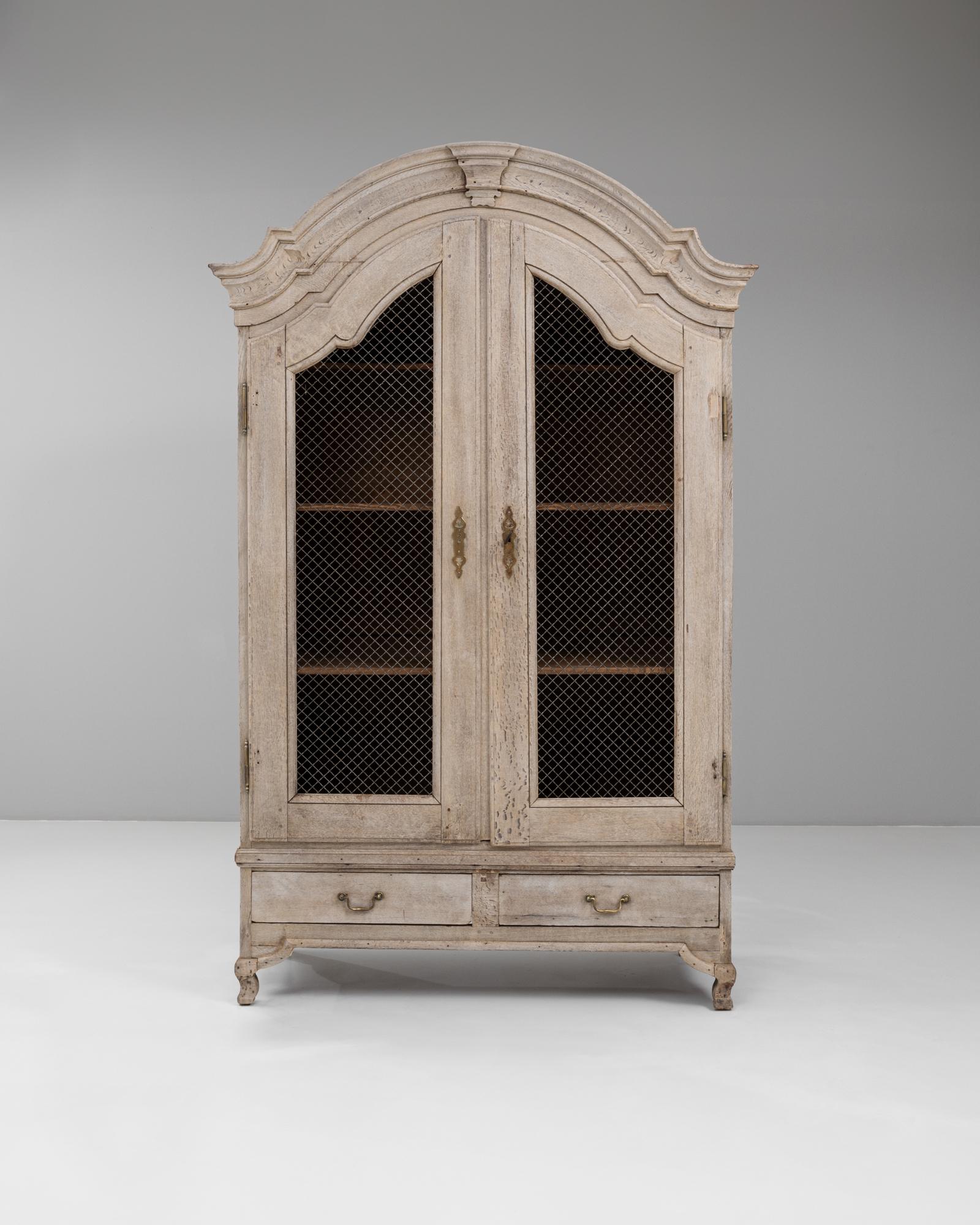 Francese Armadio francese del XIX secolo in stile Luigi XV con ante a rete metallica in vendita